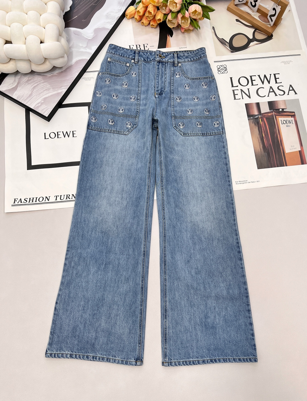 NO:666660,Louis Vuitton 25SKI ski series silver sequined wide-leg denim trousers丨Exclusively developed by yb!  High quality production!  Selected high-count denim denim fabric, with a soft yet stiff drape, which is not easy to deform after long-term wear; the trousers are fully decorated with silver sequined logos, which reflect the fine luster when you step lightly. The low-key hides a noble sophistication, which not only retains the casualness of denim, but also injects a sense of luxury and gorgeousness. Three standards are complete, and large quantities are shipped. Size sml code, louis vuitton,  19860909Louis Vuitton 25SKI滑雪系列 银色亮片阔腿牛仔长裤丨独家yb开发！高版出品！精选高支丹宁牛仔面料,自带软糯却挺括的垂坠感,久穿不易变形；裤身满缀银色亮片Logo装饰,随步伐轻晃时折射细碎光泽,低调中藏着一眼贵气的精致,既保留牛仔的随性,又注入高奢的华丽感.三标齐全,大货出 尺码sml 编码,,louis vuitton, ,Women's clothing