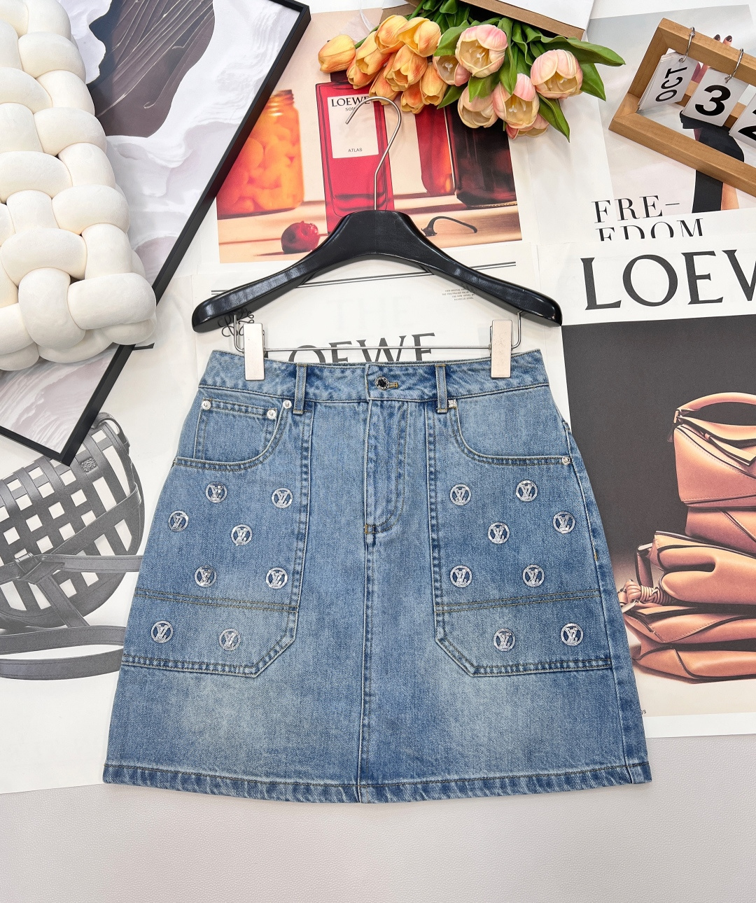 NO:666653,LOUIS VUITTON's new blue sequin Logo denim skirt. This blue sequin Logo denim skirt is made of classic denim + Monogram sequins all over. It is very recognizable. The A-line shape is suitable for all kinds of body shapes. It can be easily worn in daily wear or on the street. It will look stylish with a simple top. Wear it in autumn and winter. It is fashionable and casual at the same time. It is definitely one of LV's popular items. It has three standards and is shipped in large quantities. Size sml code, Louis  vuitton,louis vuitton,skirts, 19860909LOUIS VUITTON新款蓝色亮片Logo牛仔半裙,这款蓝色亮片Logo牛仔半裙,经典牛仔布+满身Monogram亮片,超有辨识度.A字版型适合各种身材,日常穿搭或炸街都能轻松驾驭,随便搭个简约上衣就很有范儿,秋冬季节穿它,时髦又不失休闲感,绝对是LV热门单品之一,三标齐全,大货出 尺码sml 编码,,louis vuitton,louis vuitton,skirts, ,Women's clothing