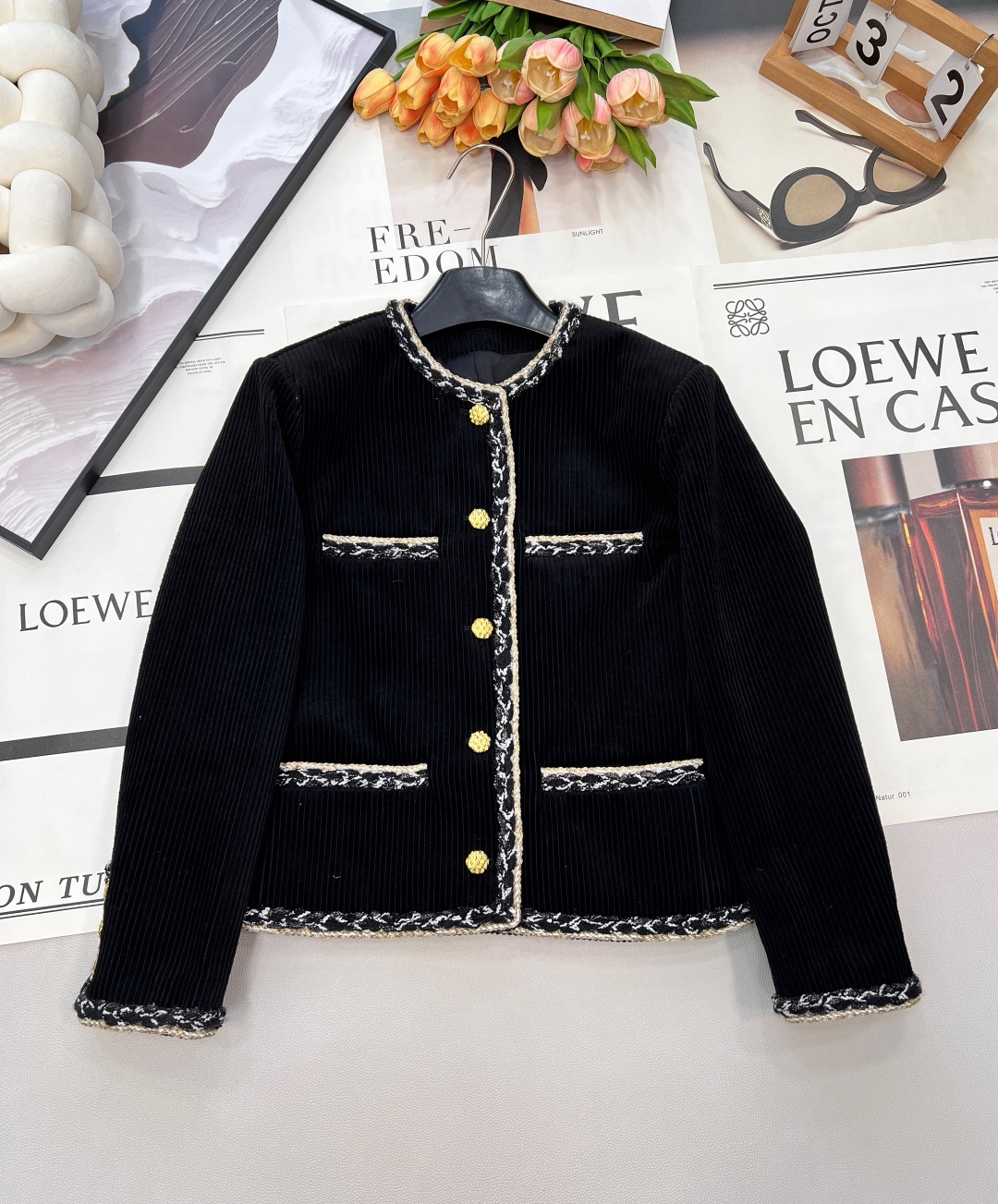 NO:666637,Chanel's new vertical striped corduroy jacket from the high-end handmade workshop series is produced in a high-end version!  The classic black vertical strip corduroy is the base, which has a lazy texture of the retro era, but the iconic tweed piping of CC instantly jumps to a luxurious dimension - the black and white gold intertwined selvage edges meander along the outline of the body, pocket edges and cuffs. Every inch is the craftsman's extreme obsession with details. The gold metal buttons are like stars, one button and one close, which is a contemporary echo of the brand's century-old style gene. Three standards are complete, and large quantities are available. Size sml  Coding,,chanel,jackets & coats, 19860909Chanel高级手工坊系列新款竖条灯芯绒外套,高版出品！经典黑色竖条灯芯绒为基底,自带复古年代的慵懒质感,却因CC标志性的粗花呢滚边瞬间跃升奢雅维度——黑白金交织的织边,沿着衣身轮廓、口袋边缘与袖口蜿蜒,每一寸都是手工坊匠人对细节的极致偏执.金色金属纽扣如星芒点缀,一扣一合间,是品牌百年风格基因的当代回响.三标齐全,大货出 尺码sml 编码,,chanel,jackets & coats, ,Women's clothing