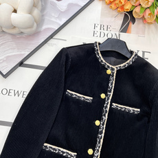 🆕Chanel高级手工坊系列新款竖条灯芯绒外套,高版出品!经典黑色竖条灯芯绒为基底,自带复古年代的慵懒质 🆕Chanel高级手工坊系列新款竖条灯芯绒外套,高版出品!经典黑色竖条灯芯绒为基底,自带复古年代的慵懒质