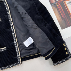 🆕Chanel高级手工坊系列新款竖条灯芯绒外套,高版出品!经典黑色竖条灯芯绒为基底,自带复古年代的慵懒质 🆕Chanel高级手工坊系列新款竖条灯芯绒外套,高版出品!经典黑色竖条灯芯绒为基底,自带复古年代的慵懒质