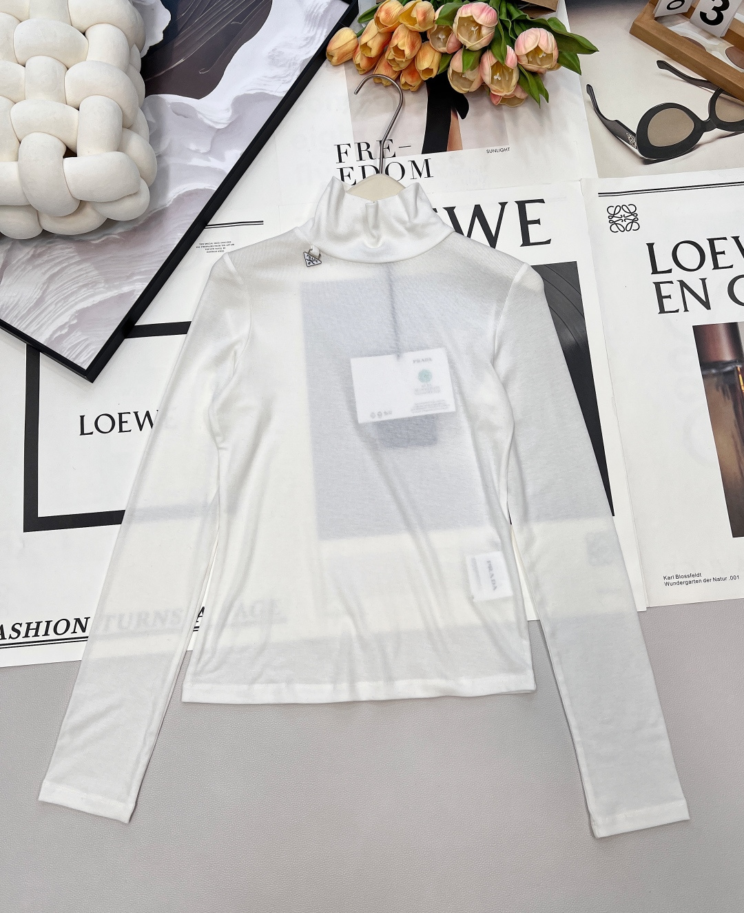 NO:666632,Prada2025 new high-neck metal logo bottoming shirt, customized YB Tencel wool material, soft and delicate, comfortable texture, high-neck bottoming shirt tailoring, all-over plain color, versatile and durable, yarn fabric is elastic, fits the body curve, visually slimming, triangle metal letter logo hangs on the side of the neckline, showing the brand tonality, low-key and texture. Versatile and simple style, worn alone and layered to show your temperament, suitable for daily commuting. Three standards are complete, two colors are outstanding. Size sml  Editor, prada,  19860909Prada2025新款高领金属徽标打底衫,定制YB天丝羊毛材质,柔软细腻,质感舒适,高领打底衫剪裁,通体素色百搭耐看,纱线面料弹性十足,贴合身体曲线,视觉显瘦,领口侧面吊挂三角金属字母徽标,展现品牌调性,低调有质感.百搭简约款式,单穿叠穿上身尽显气质,日常通勤都.三标齐全,两色出 尺码sml 编,,prada, ,Women's clothing