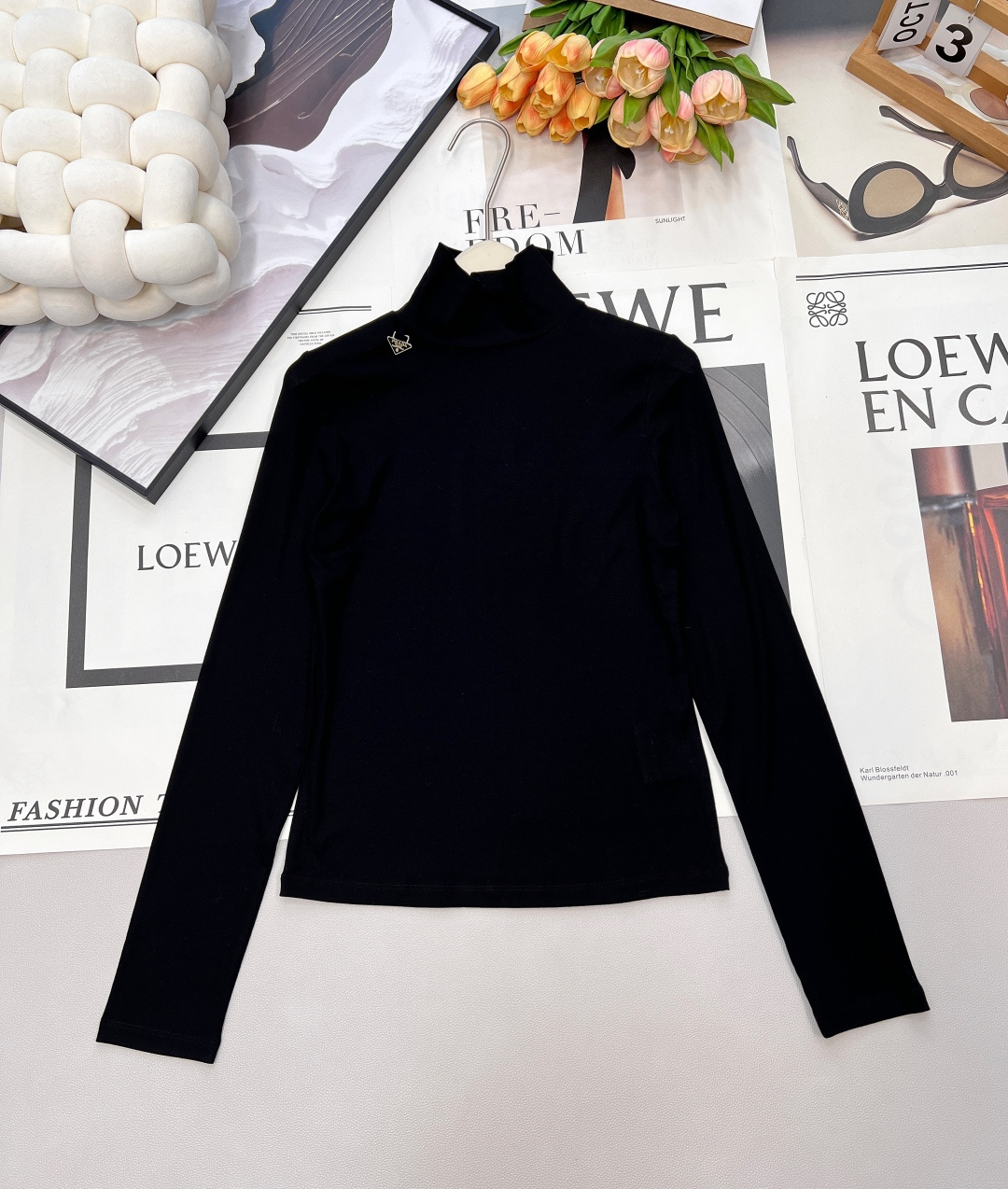 NO:666629,Prada2025 new high-neck metal logo bottoming shirt, customized YB Tencel wool material, soft and delicate, comfortable texture, high-neck bottoming shirt tailoring, all-over plain color, versatile and durable, yarn fabric is elastic, fits the body curve, visually slimming, triangle metal letter logo hangs on the side of the neckline, showing the brand tonality, low-key and texture. Versatile and simple style, worn alone and layered to show your temperament, suitable for daily commuting. Three standards are complete, two colors are outstanding. Size sml  Code P,,prada, 19860909Prada2025新款高领金属徽标打底衫,定制YB天丝羊毛材质,柔软细腻,质感舒适,高领打底衫剪裁,通体素色百搭耐看,纱线面料弹性十足,贴合身体曲线,视觉显瘦,领口侧面吊挂三角金属字母徽标,展现品牌调性,低调有质感.百搭简约款式,单穿叠穿上身尽显气质,日常通勤都.三标齐全,两色出 尺码sml 编码P,,prada, ,Women's clothing