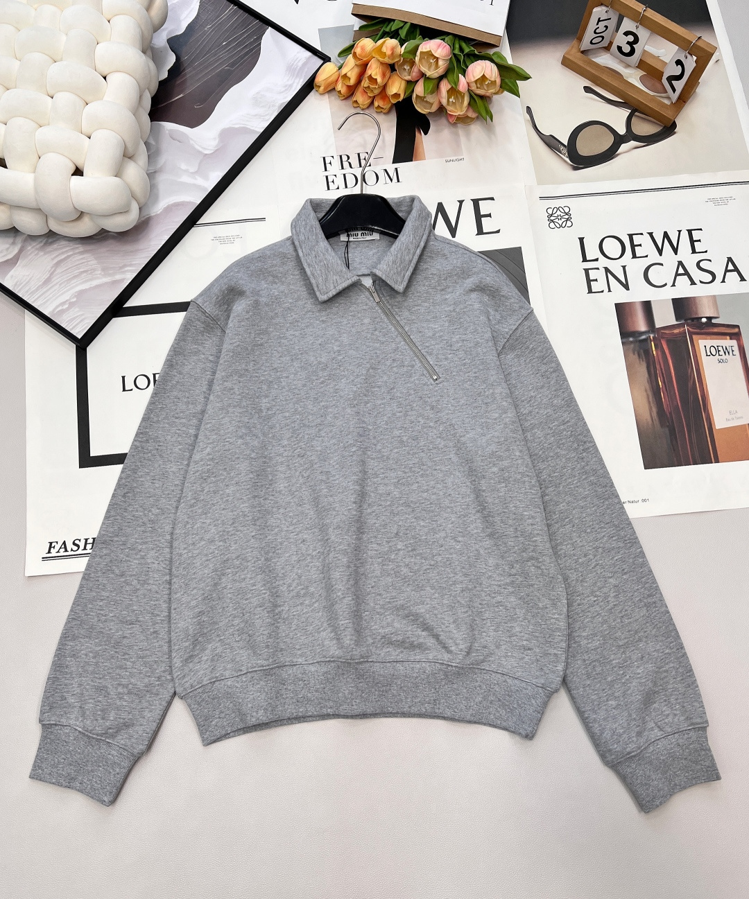 NO:667073,Miumiu2025 new style lapel diagonal zipper sweatshirt, customized YB imported virgin cotton weaving, delicate and soft, high-end and stylish, lapel zipper sweatshirt version, diagonal zipper half placket design, elastic threaded hemming details on the large body, obvious fashion retro atmosphere, three-dimensional letter logo decoration on the back collar, strong brand college style, matching series of trousers, complete set of upper body fashion trends. Customized surface accessories, three standards are complete, large shipments, size sml  coding,,miumiu,hoodie,sweatshirts, 19860909Miumiu2025新款翻领斜拉链卫衣,定制YB进口原生全棉织造,细腻柔软,高级有型,翻领拉链卫衣版型,斜分拉链半开襟设计,大身弹力螺纹包边细节满分,时尚复古气息明显,后领装饰立体字母徽标点睛,品牌学院风格强烈,搭配系列长裤,成套上身时尚潮流.定制面辅料 三标齐全,大货出 尺码sml 编码,,miumiu,hoodie,sweatshirts, ,Women's clothing