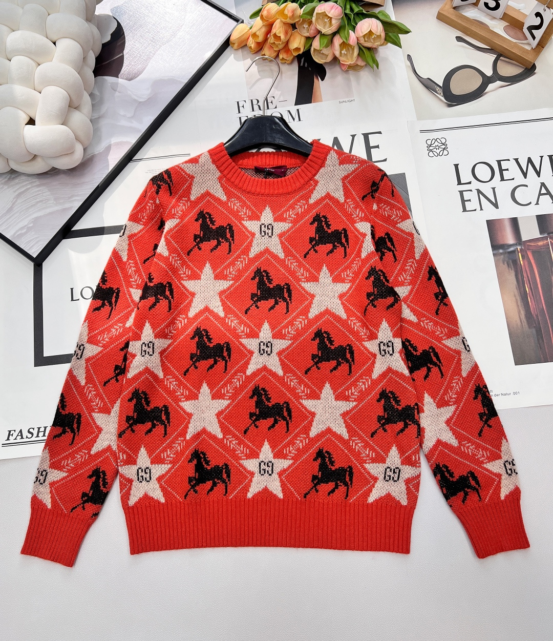 NO:667090,Gucci 26SS Year of the Horse limited edition horse letter sweater!  A must-have for the New Year. The cute horse pattern is particularly eye-catching. The upper body is so age-reducing. The loose fit is almost unflattering. The upper body is very beautiful. The threads are all 1:1 custom-woven and dyed. The same fabric as the body. The overall feel is comfortable and does not tie the body. The first large order has been released in three standards and three colors. Sizes sml code, gucci, sweaters,  19860909Gucci 26SS马年限定马字母毛衣！新年必备 可爱的马图案吸睛效果特别棒 、上身太太太减龄啦 宽松版型几乎不挑人 上身十分好看 螺纹均是1:1定织定染 和衣身同样的面料 整体手感舒服 穿上不扎身 首单大货已出三标齐全,三色出 尺码sml 编码,,gucci,sweaters, ,Women's clothing