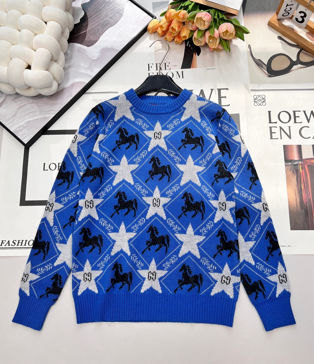 NO:667083,Gucci 26SS Year of the Horse limited edition horse letter sweater!  A must-have for the New Year. The cute horse pattern is particularly eye-catching. The upper body is so age-reducing. The loose fit is almost unflattering. The upper body is very beautiful. The threads are all 1:1 custom-woven and dyed. The same fabric as the body. The overall feel is comfortable and does not tie the body. The first large order has been released in three standards and three colors. Sizes sml code, gucci, sweaters,  19860909Gucci 26SS马年限定马字母毛衣！新年必备 可爱的马图案吸睛效果特别棒 、上身太太太减龄啦 宽松版型几乎不挑人 上身十分好看 螺纹均是1:1定织定染 和衣身同样的面料 整体手感舒服 穿上不扎身 首单大货已出三标齐全,三色出 尺码sml 编码,,gucci,sweaters, ,Women's clothing