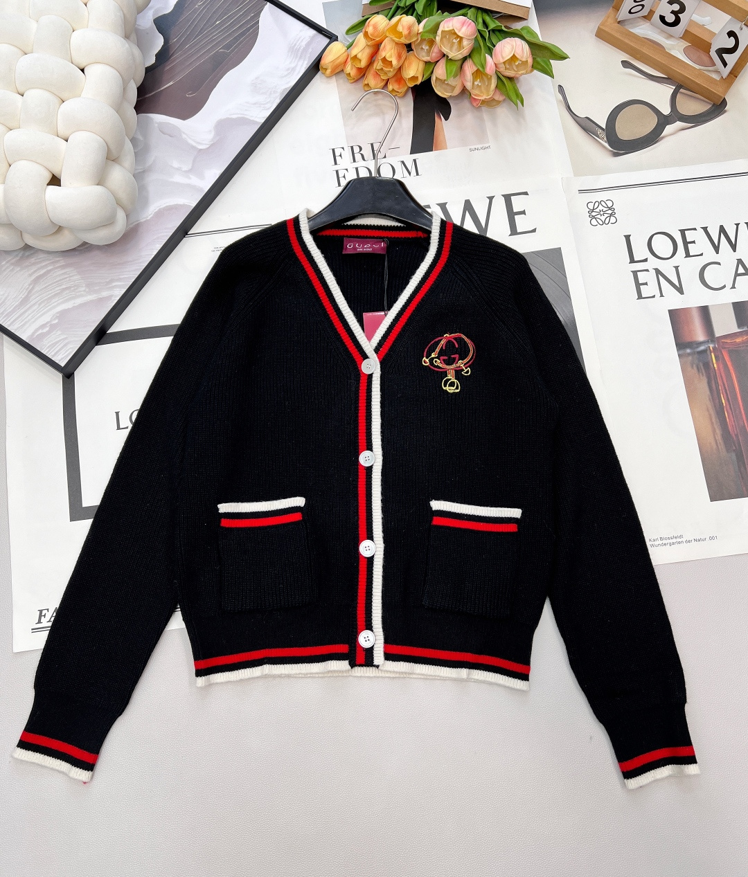 NO:667072,Gucci 25AW new V-neck knitted cardigan has thousands of clothes. The best-looking classic sweater haha comes with a college style ~ high-end black, whitening and whitening. Crafted from wool material. It feels comfortable and skin-friendly. Low-key double G decorative embroidery, the high version of this version can be easily held by anyone. Customized logo buckle with mold, full of high-end sense. Complete with three labels, can be worn as a cardigan in spring and autumn. Very versatile, daily matching, and a must-have item for outings and outings.  If you like your baby, don’t miss it. It has all three standards, two colors, sizes, sml codes, gucci, sweaters,  19860909Gucci 25AW新款V领针织开衫衣服千千万 好看的经典毛衣最好看哈哈自带学院风～高级黑,提气显白以羊毛材质匠心打造.手感舒适又亲肤.低调的双G装饰刺绣,高版本这个版型谁都能轻松Hold住 开模定制Logo扣, 满满的高级感 三标齐全冬天可以内搭 春秋天当开衫穿 巨百搭 日常搭配 出街游玩都是必备单品 喜欢的宝宝千万不要错过啦三标齐全,两色出 尺码sml 编码,,gucci,sweaters, ,Women's clothing
