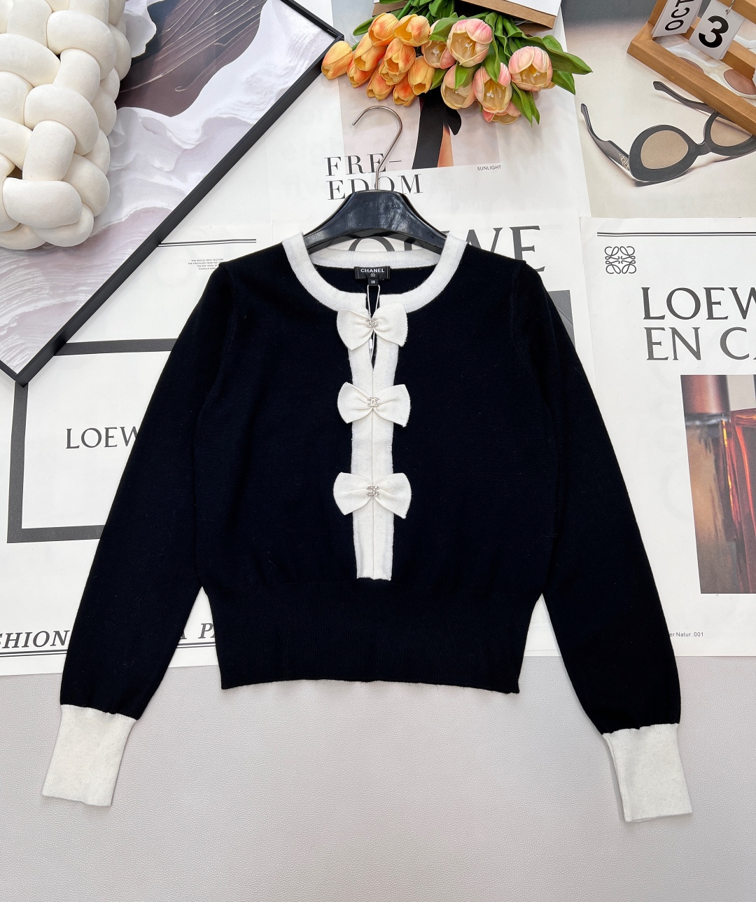 NO:667066,Chanel2025 new round neck hollow bow knitted long sleeves. Customized YB wool yarn weaving, soft and skin-friendly, breathable and comfortable. The knitted sweater is cut with elasticity and presents a slimming visual effect. It uses hollow design and bow embellishment to collide with the body and create a three-dimensional effect. The wide-edge thread at the hem tightens the waist and abdomen line, highlighting the fashionable style. It is stylish when worn alone or worn inside. Three standards are complete, and large quantities are shipped. Size sml  Code H,,chanel,sweaters, 19860909Chanel2025新款圆领镂空蝴蝶结针织长袖 定制YB羊毛纱线织造,亲肤柔软,透气舒适,针织毛衣裁剪,带有弹力,呈现显瘦视觉效果,利用挖空设计,蝴蝶结点缀,与大身形成碰撞,打造立体感,下摆宽边螺纹收紧腰腹线条,彰显时尚格调,单穿内搭都出彩时髦.三标齐全,大货出 尺码sml 编码H,,chanel,sweaters, ,Women's clothing