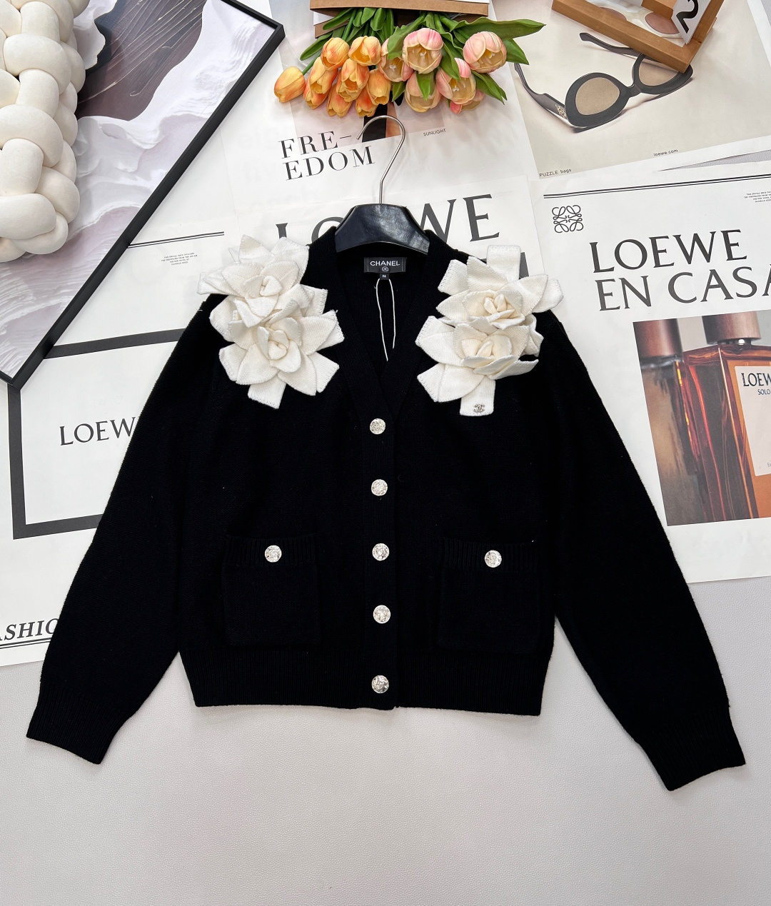 NO:667089,Chanel2025 new three-dimensional camellia knitted cardigan, woven with custom YB wool yarn, high-end texture, comfortable and soft, V-neck knitted cardigan cut, printed buttons on the front echo the pockets, highlighting the style, symmetrically surrounding the three-dimensional pearl camellia shape, and the double C water on the petals  The diamond echoes and is fixed around the neck and shoulders. The design is gorgeous and sweet. The whole body is in artistic black and white color. It is matched with the threaded edge to easily highlight the full texture of the details. It is exquisite and stylish, making the outfit elegant and fashionable. The loose off-shoulder version is tolerant of the body shape and makes the outfit fashionable and western-style. Comes with an exquisite lace-up dust bag  Customized surface accessories, look for the correct version, complete three standards, large shipments, size sml code H, chanel,  19860909Chanel2025新款立体山茶花针织开衫,定制YB羊毛纱线织造,质感高级,舒适柔软,V领针织开衫剪裁,前襟印刻纽扣与口袋处呼应,凸显格调,对称环绕立体珍珠山茶花造型,与花瓣上的双C水钻呼应,固定于环绕脖颈及肩膀之处,设计华丽甜美,通体文艺黑白配色,配合螺纹包边轻松突出满分细节质感,精致有格调,让穿搭优雅时髦.宽松落肩版型,包容身形,穿搭时髦洋气.配有精致系带防尘袋 定制面辅料 认准版本 ,三标齐全,大货出 尺码sml 编码H,,chanel, ,Women's clothing