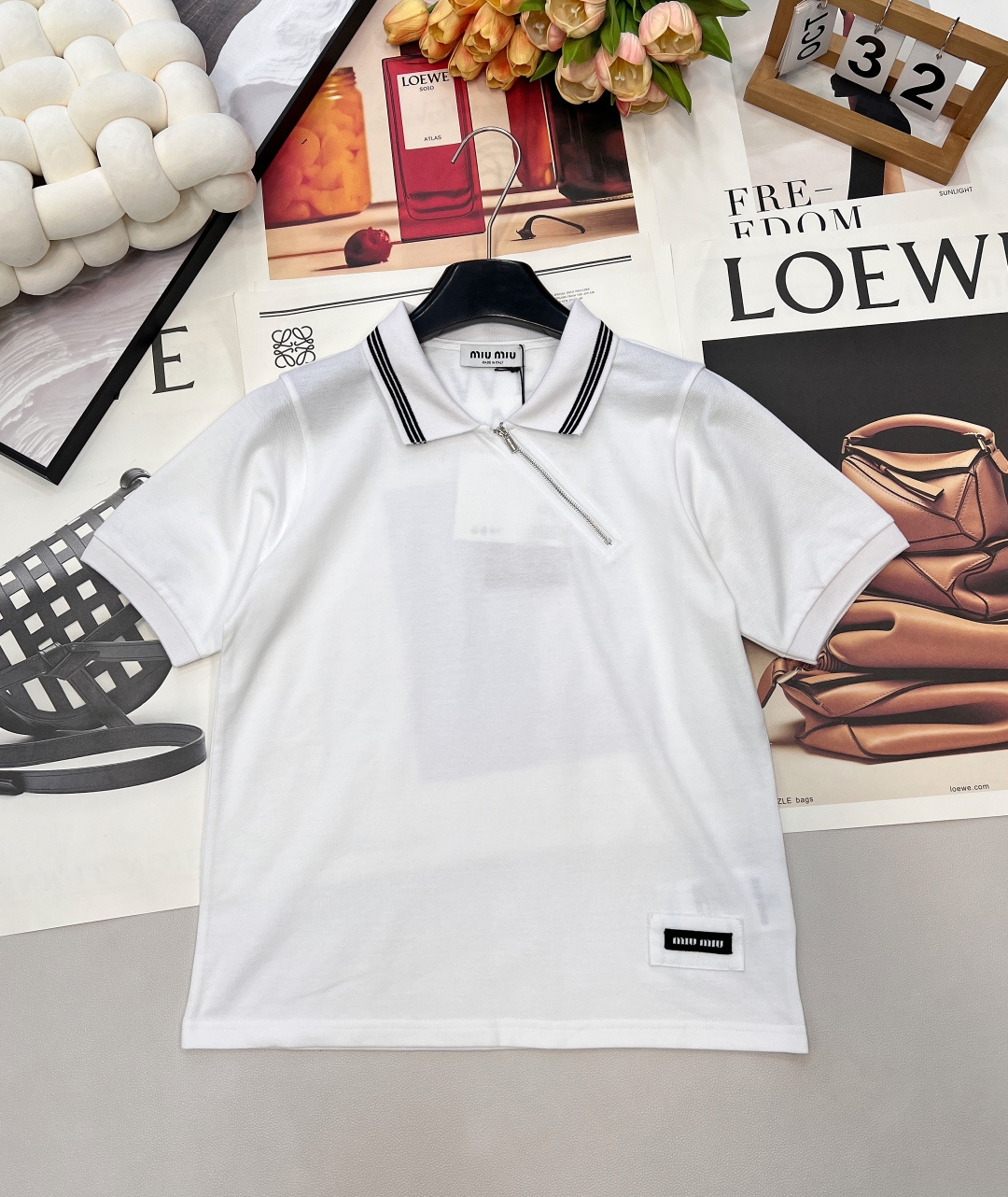 NO:667071,Miumiu2025 new bias-cut zippered short sleeves, customized YB Zhudi cotton material, with holes, comfortable and breathable to wear, full of quality, short-sleeved tailoring, striped lapel diagonal zipper design, unlocked wearing style, different from previous designs, more novel and fashionable, letter logo decoration on the hem, emphasizing the brand's retro college style, refreshing white, versatile and high-end when layered. Customized surface accessories, complete three standards, large shipments Size sml  Code M,,miumiu,T-shirt, 19860909Miumiu2025新款斜裁拉链短袖,定制YB朱地全棉材质,自带孔洞,穿搭舒适透气,品相十足,短袖剪裁,条纹翻领斜分拉链设计,穿搭方式解锁,区别以往设计,更为新颖时尚,下摆处字母徽标装饰,强调品牌复古学院风格,清爽白色,叠穿百搭高级.定制面辅料,三标齐全,大货出 尺码sml 编码M,,miumiu,T-shirt, ,Women's clothing