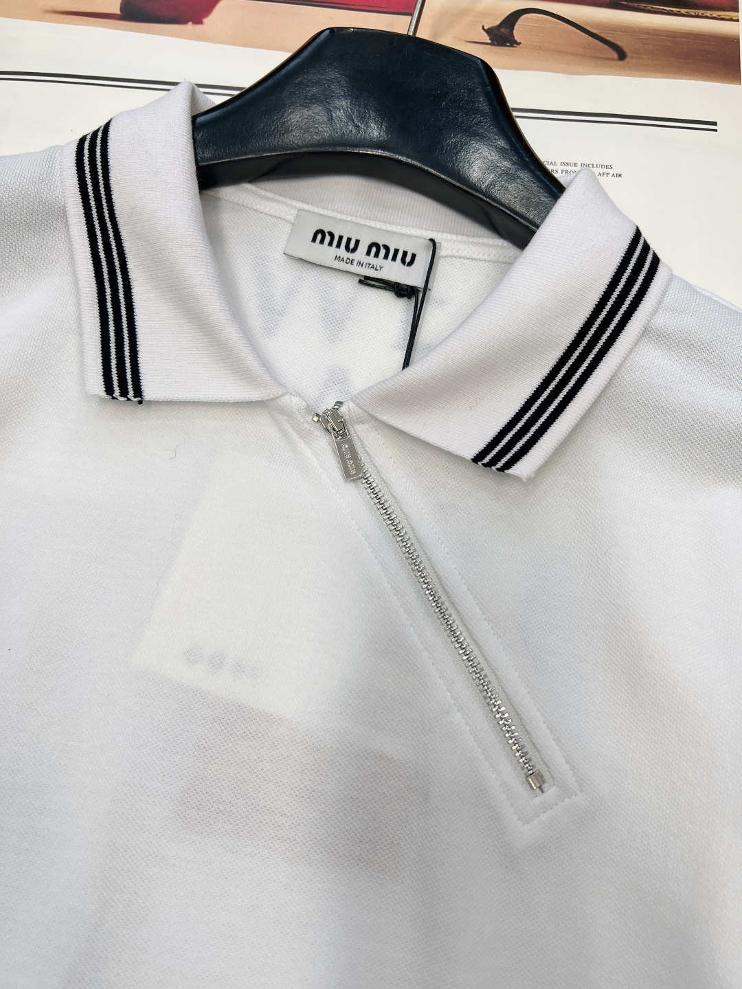 🆕Miumiu2025新款斜裁拉链𝑝𝑜𝑙𝑜短袖，定制YB朱地全棉材质，自带孔洞，穿搭舒适透气，品相十足，