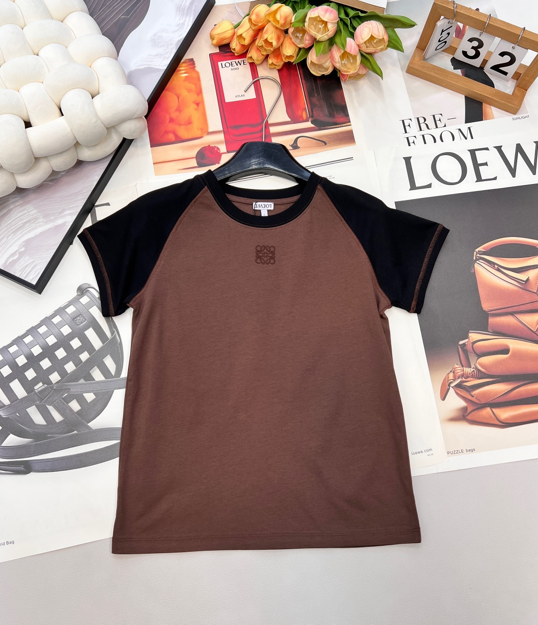 NO:667065,Loewe2025 new raglan contrasting logo short-sleeved T-shirt, customized YB twill cotton material, soft and skin-friendly, comfortable and stylish, slim-fitting short-sleeved version, the collar extends to the cuffs, with bright yellow or black raglan elements, white or dark brown body collision, the brand totem logo is outlined with embroidery technology on the chest, rich layers, fashionable style, slim fit, slim and fashionable, easy to control for daily travel or gatherings. Customized surface accessories are complete with three standards and two colors.  Size sml code,,loewe,T-shirt,tees,t-shirt, 19860909Loewe2025新款插肩撞色徽标短袖T恤,定制YB斜纹全棉材质,柔软亲肤,舒适有型,修身短袖版型,领口延伸至袖口,以亮黄色或黑色插肩元素,大身白色或深棕色碰撞,胸前以刺绣工艺勾勒出品牌图腾徽标,层次丰富,风格时尚气质,修身版型,显瘦时尚,日常出行或聚会轻松驾驭.定制面辅料 三标齐全,两色出 尺码sml 编码,,loewe,T-shirt,tees，t-shirt, ,Women's clothing