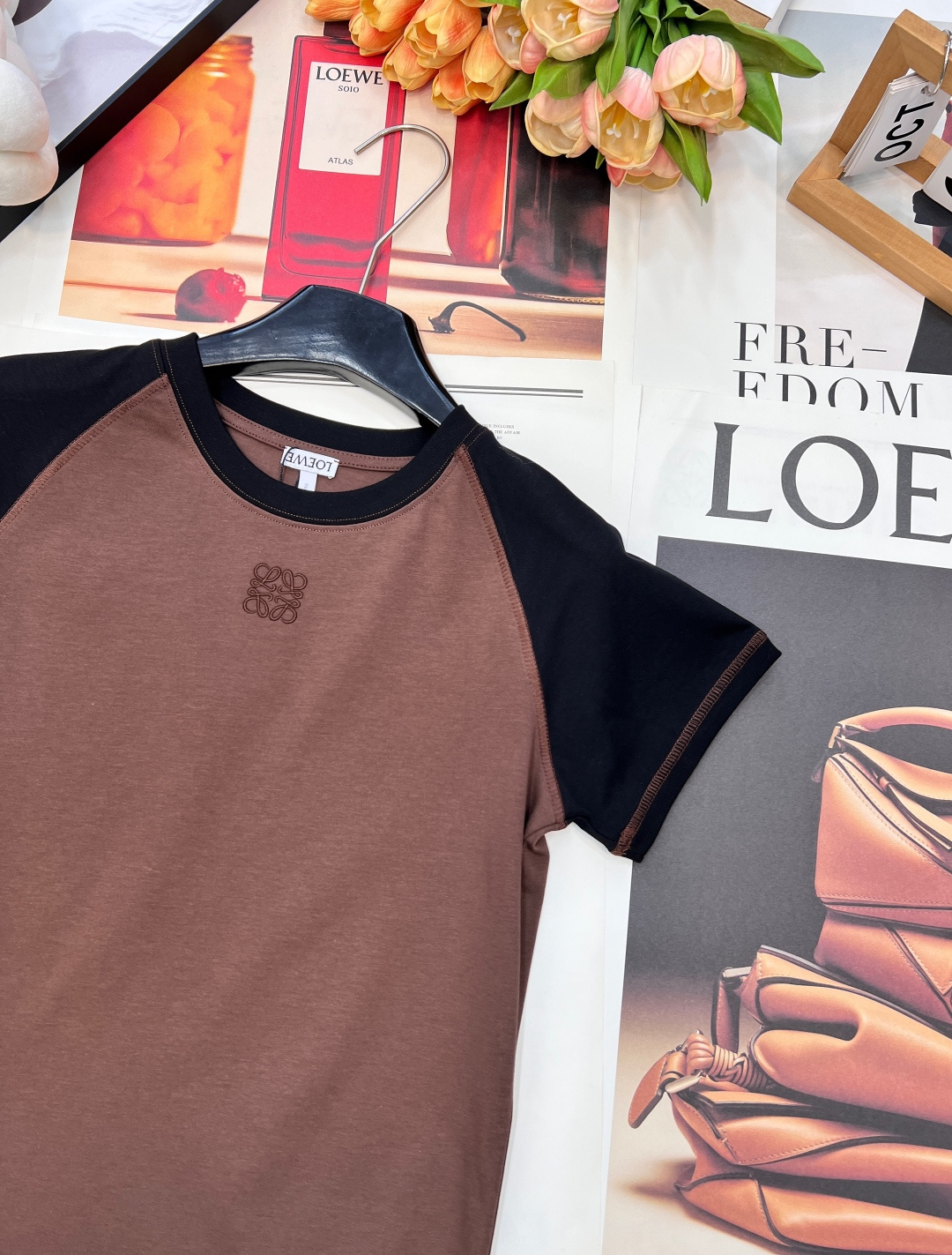 🆕Loewe2025新款插肩撞色徽标短袖T恤，定制YB斜纹全棉材质，柔软亲肤，舒适有型，修身短袖版型，领