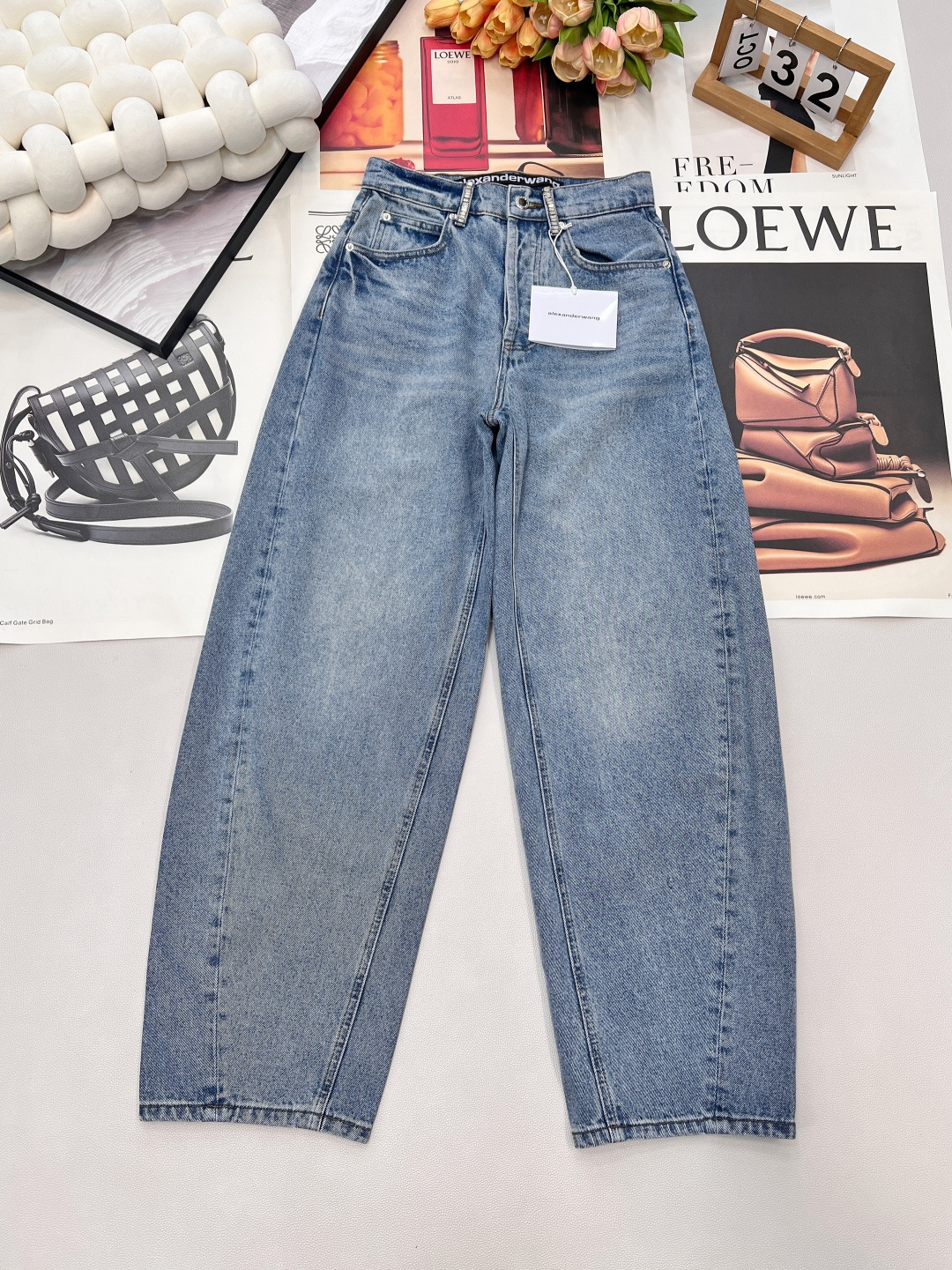 NO:667062,  waist diamond back pocket letter jeans, official website model, exclusive customization, custom yb twill cotton denim fabric, 1V1 restoration, waist diamond design, the finishing touch of back pocket letter craft, very good details, high waist and loose scimitar version, suitable for any body shape, complete three standards, large shipments, size sml code,,  , jeans,  19860909 大王腰部钻后袋字母牛仔裤,官网款,独家定制,定制yb斜纹棉牛仔面料,1V1还原,腰部钻设计,点睛之笔后袋字母工艺,细节很好,高腰宽松弯刀版型,任何身形都适合,三标齐全,大货出 尺码sml 编码,, ,jeans, ,Women's clothing