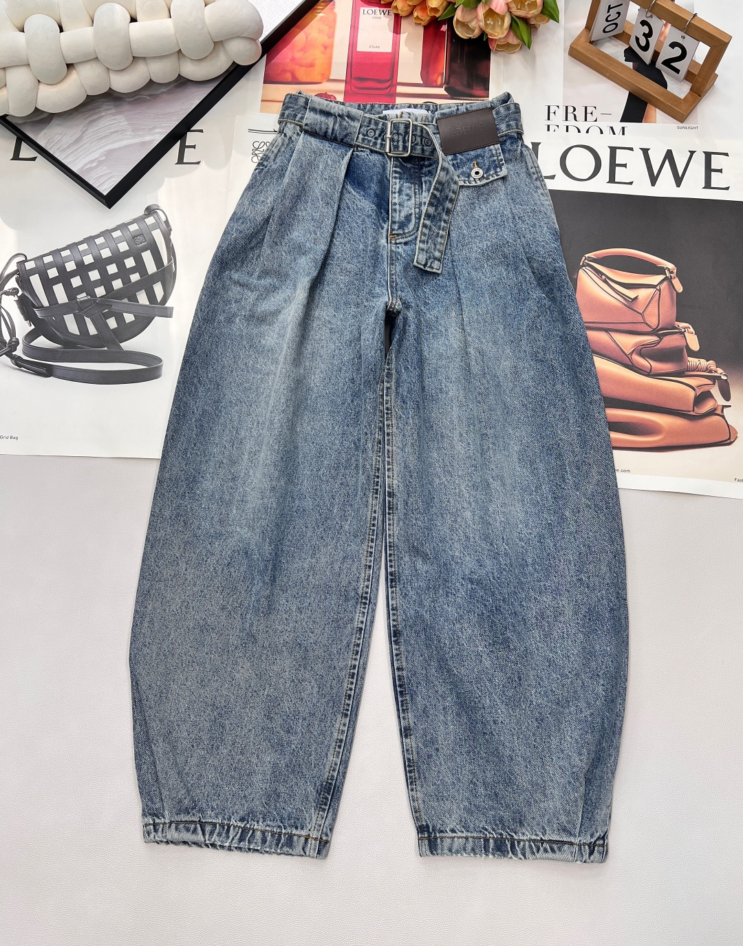 NO:667056,Loewe2025 new belt carrot wide-leg trousers, customized YB twill denim and cotton material, comfortable and breathable, stiff and stylish, perforated waist belt, with leather square mark and letter imprint, brand logo highlights the tonality, pleated design between waist and shoulder, flap pockets with rich shapes, fashionable and western style, carrot pants are designed with wide top and bottom, making the outfit slim and tolerant, showing trendy fashion style. Complete three standards, two colors, size sml  Coding L,,loewe, 19860909Loewe2025新款腰带萝卜阔腿长裤,定制YB斜纹牛仔棉材质,穿搭舒适透气,挺括有型,腰间穿孔腰带,配合皮革方标和字母印刻,品牌标识彰显调性,腰挎间压褶设计,翻盖口袋造型层次丰富,时髦洋气,萝卜裤设计上宽下收,穿搭显瘦包容,展现潮流时尚风格.三标齐全,两色出 尺码sml 编码L,,loewe, ,Women's clothing