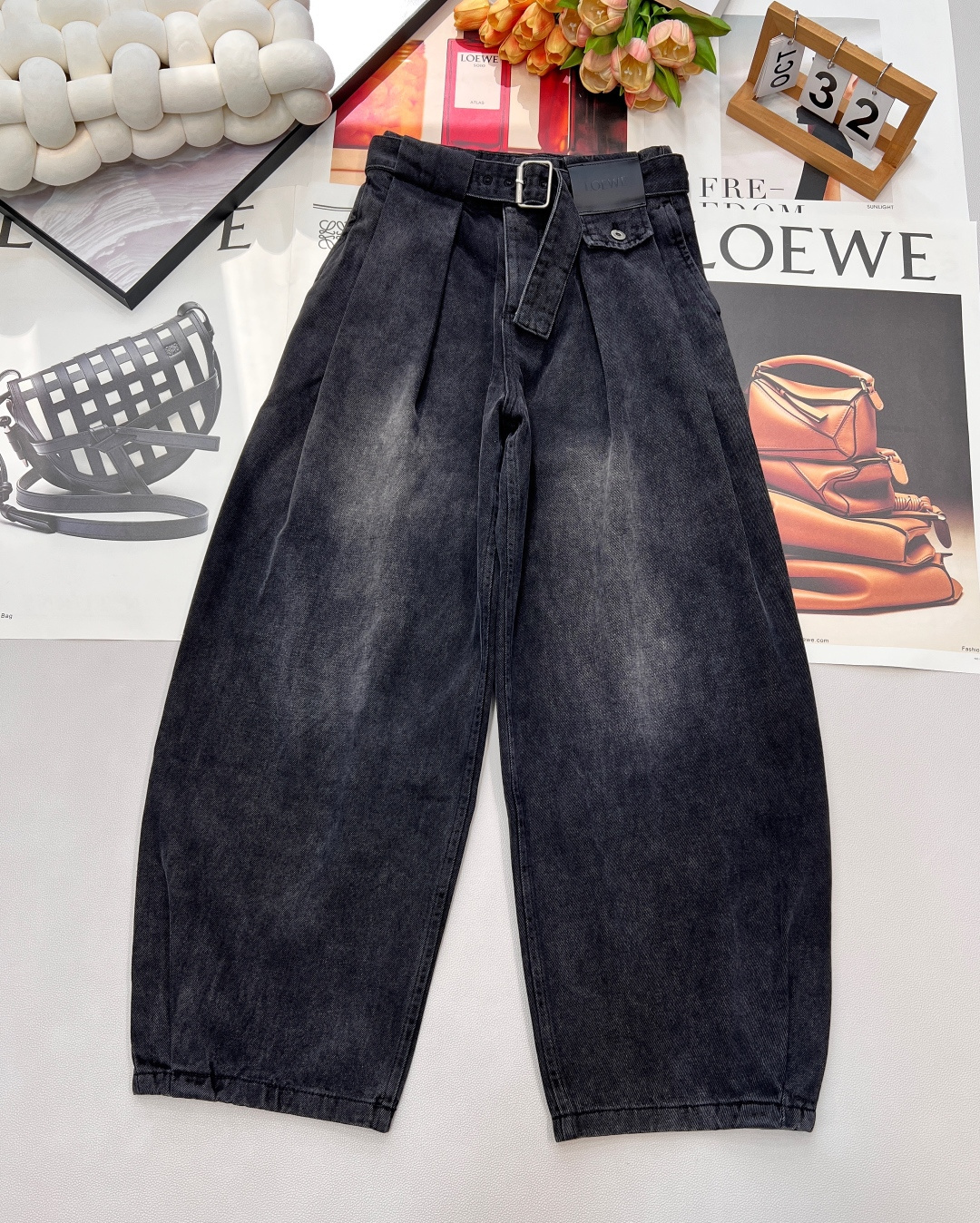 NO:667053,Loewe2025 new belt carrot wide-leg trousers, customized YB twill denim and cotton material, comfortable and breathable, stiff and stylish, perforated waist belt, with leather square mark and letter imprint, brand logo highlights the tonality, pleated design between waist and shoulder, flap pockets with rich shapes, fashionable and western style, carrot pants are designed with wide top and bottom, making the outfit slim and tolerant, showing trendy fashion style. Complete three standards, two colors, size sml  Editor, loewe  19860909Loewe2025新款腰带萝卜阔腿长裤,定制YB斜纹牛仔棉材质,穿搭舒适透气,挺括有型,腰间穿孔腰带,配合皮革方标和字母印刻,品牌标识彰显调性,腰挎间压褶设计,翻盖口袋造型层次丰富,时髦洋气,萝卜裤设计上宽下收,穿搭显瘦包容,展现潮流时尚风格.三标齐全,两色出 尺码sml 编,,loewe, ,Women's clothing