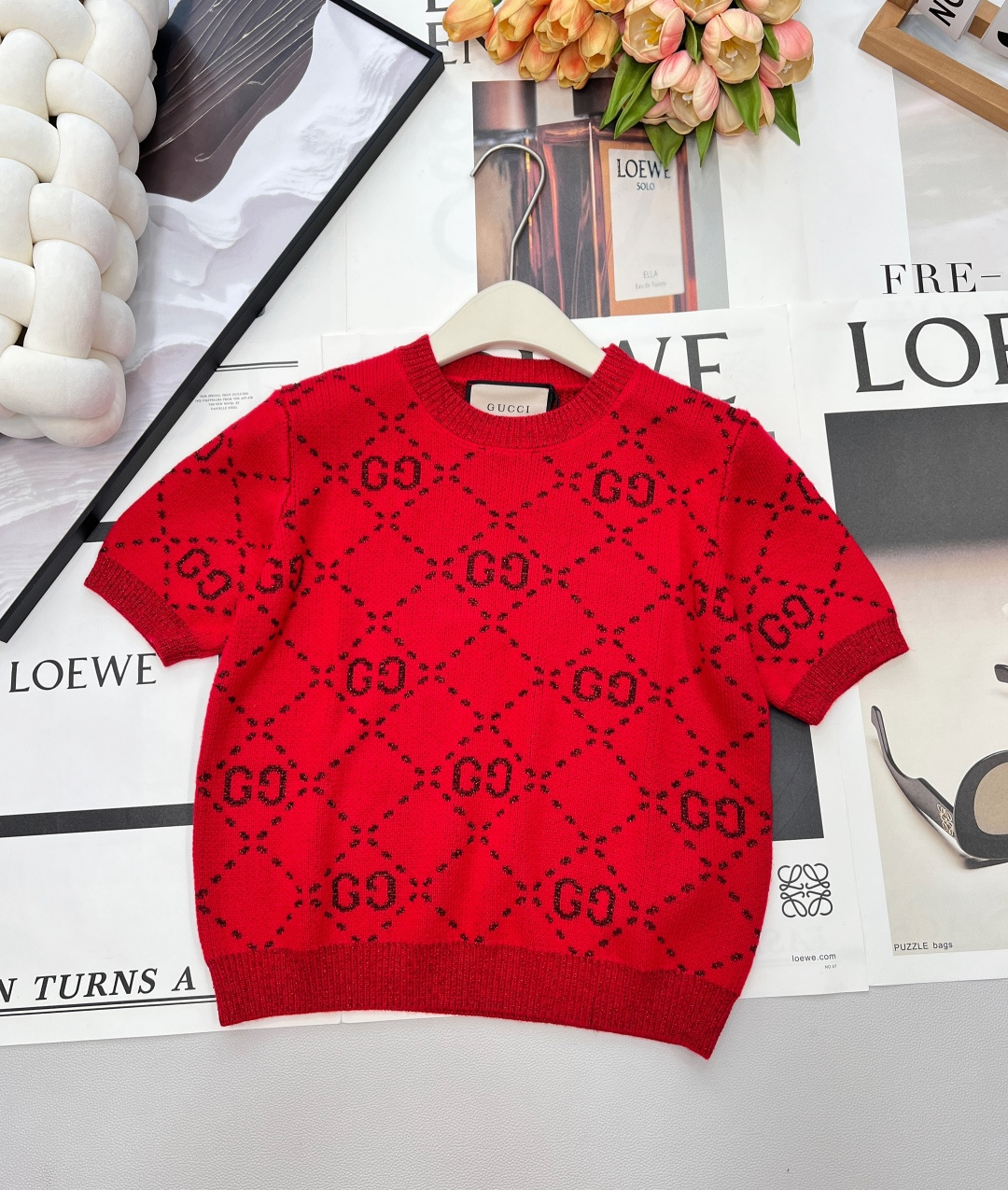 NO:667468,GUCCI New Year's red jacquard presbyopia sweater knitted short-sleeved. New Year's limited red red with festive atmosphere. Double G letter contrasting gold silk wool yarn with delicate and soft texture. Classic, casual and fashionable!  Classic retro and fashionable, brightening up the boring atmosphere. Loaded with retro feelings, pursuing classic rebirth, advanced modernity and pragmatism. Whether it is the style, color or jacquard, it is unparalleled. With a slightly loose version, it has a calm and relaxed feel. It is soft and delicate, warm and gentle with a bit of muscle outline. It has both retro style and a modern sense~ Size sml coding,,gucci,sweaters,T-shirt, 19860909GUCCI新年红提花老花毛衣针织短袖.新年限定红色节日氛围感 双G字母撞色金丝羊毛纱线质感细腻柔软 经典休闲时髦！ 经典复古且时髦 点亮沉闷的气氛 装载复古情怀,追求经典新生 进阶摩登兼顾实用主义 无论是版型颜色还是提花 都是无与伦比的赞赞赞 配上略微宽松的版型 有一种气定神闲的自在 柔软细腻 保暖温柔且带着点筋骨轮廓 既具有复古风情 又融合了现代感～ 尺码sml 编码,,gucci,sweaters,T-shirt, ,Women's clothing