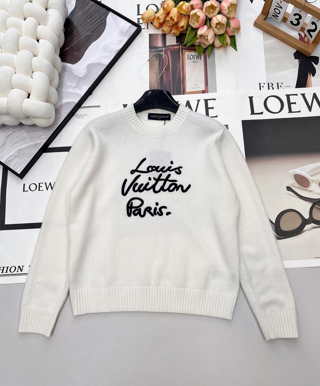 NO:667486,Louis Vuitton 25FW autumn and winter limited edition｜Monogram embroidered wool knitted crew neck sweater, the classic presbyopia is embroidered in handwriting on the soft goat hair, and the low-key luxury has a concrete expression. - The material is luxuriously woven from wool, the velvet feels as fine as a cloud, it sticks to the skin without itching, and it has full temperature locking ability in autumn and winter, keeping warm and comfortable; -  The details are the finishing touch: the minimalist round neck is suitable for all kinds of inner wear, the cuffs/hem have ribbed cuffs to reinforce the silhouette, and the handwritten 'Louis Vuitton Paris' embroidery is presented with three-dimensional stitching. The brand recognition is hidden in the casual sophistication; - The style is versatile and paired with denim to create a sense of relaxation.  Girl, wearing a skirt instantly transforms into an elegant commuting style, and you can switch between travel and work with one click. The 'universal card' of autumn and winter wardrobe, wear LV's French laziness on your body ~ three standards are complete, large quantities are shipped, size sml code L,, louis vuitton, louis vuitton, skirts,  19860909Louis Vuitton 25FW秋冬限定｜Monogram刺绣羊毛针织圆领衫,经典老花以手写体刺绣落于柔软山羊毛之上,低调奢华便有了具象表达. - 材质奢享羊毛织就,绒感细腻如云朵,贴肤无刺痒感,秋冬锁温力拉满,保暖与舒适兼得； - 细节点睛极简圆领适配各种内搭,袖口/下摆罗纹收口加固廓形,手写体“Louis Vuitton Paris”刺绣以立体针法呈现,品牌辨识度藏在不经意的精致里； - 风格通吃搭牛仔是松弛感city girl,配半裙秒变优雅通勤风,出游/上班一键切换毫不违和.秋冬衣橱的“万能牌”,把LV的法式慵懒穿在身上~三标齐全,大货出 尺码sml 编码L,,louis vuitton,louis vuitton,skirts, ,Women's clothing