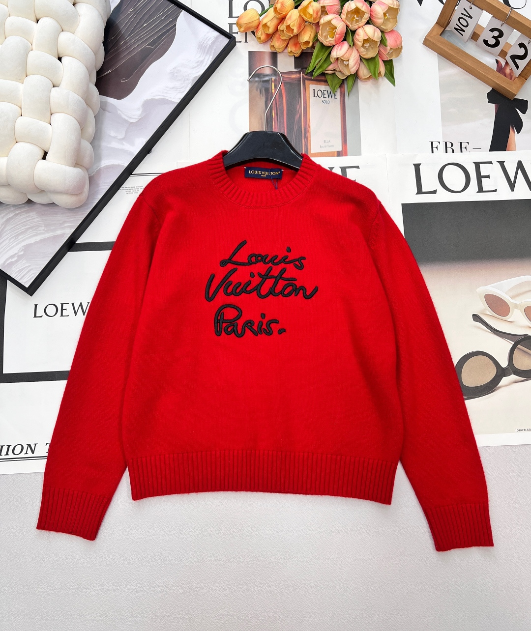 NO:667480,Louis Vuitton 25FW autumn and winter limited edition｜Monogram embroidered wool knitted crew neck sweater, the classic presbyopia is embroidered in handwriting on the soft goat hair, and the low-key luxury has a concrete expression. - The material is luxuriously woven from wool, the velvet feels as fine as a cloud, it sticks to the skin without itching, and it has full temperature locking ability in autumn and winter, keeping warm and comfortable; -  The details are the finishing touch: the minimalist round neck is suitable for all kinds of inner wear, the cuffs/hem have ribbed cuffs to reinforce the silhouette, and the handwritten 'Louis Vuitton Paris' embroidery is presented with three-dimensional stitching. The brand recognition is hidden in the casual sophistication; - The style is versatile and paired with denim to create a sense of relaxation.  Girl, wearing a skirt instantly transforms into an elegant commuting style, and you can switch between travel and work with one click. The 'universal card' of autumn and winter wardrobe, wear LV's French laziness on your body ~ three standards are complete, large quantities are shipped, size sml code L,, louis vuitton, louis vuitton, skirts,  19860909Louis Vuitton 25FW秋冬限定｜Monogram刺绣羊毛针织圆领衫,经典老花以手写体刺绣落于柔软山羊毛之上,低调奢华便有了具象表达. - 材质奢享羊毛织就,绒感细腻如云朵,贴肤无刺痒感,秋冬锁温力拉满,保暖与舒适兼得； - 细节点睛极简圆领适配各种内搭,袖口/下摆罗纹收口加固廓形,手写体“Louis Vuitton Paris”刺绣以立体针法呈现,品牌辨识度藏在不经意的精致里； - 风格通吃搭牛仔是松弛感city girl,配半裙秒变优雅通勤风,出游/上班一键切换毫不违和.秋冬衣橱的“万能牌”,把LV的法式慵懒穿在身上~三标齐全,大货出 尺码sml 编码L,,louis vuitton,louis vuitton,skirts, ,Women's clothing