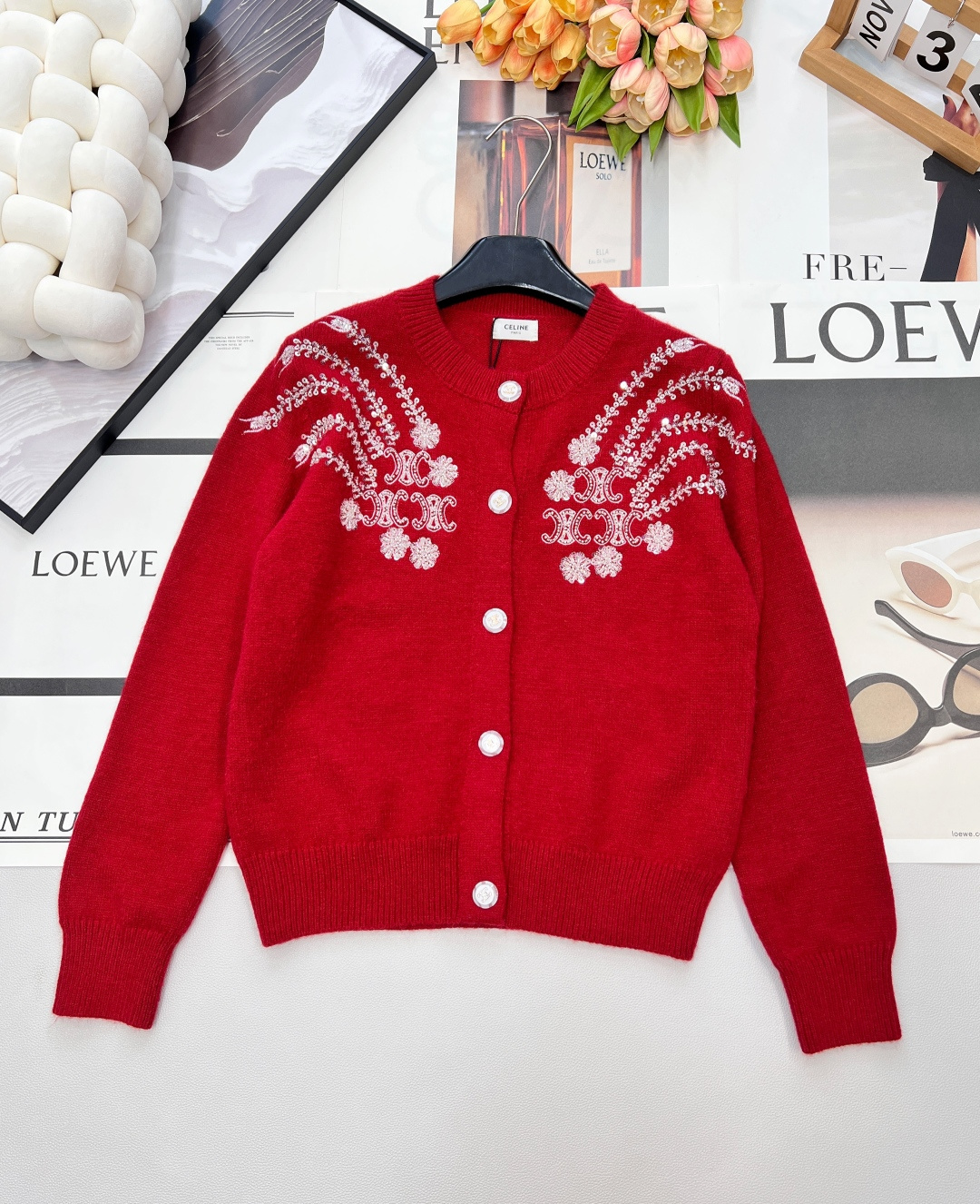 NO:667473,CELINE 25FW limited sequin letter embroidered cardigan, French laziness meets gorgeous sequins, the atmosphere of autumn and winter is directly filled by this cardigan. - The material is made of luxurious soft waxy wool blend, the suede is fluffy and delicate, and it feels like a layer of clouds wrapped around the skin. It is warm and not heavy when worn in autumn and winter; -  The details of the high-gloss burgundy background make the skin fair and complex, and the sequined letter embroidery on the chest + shoulder sleeves is a delicate and discreet look in a low-key manner; the textured buttons embellish the placket, and the round neck + ribbed edges balance relaxation and elegance just right; - Wear it alone for a retro lady, wear it with a white T and jeans for a lazy city look, wear it with a skirt for an appointment, it is gentle and noble, and can be held in your daily life, appointments, and commuting.  The 'atmosphere artifact' of the autumn and winter wardrobe, wear CELINE's exquisite and lazy style ~ complete three standards, two colors, size sml code,,celine,skirts,jeans, 19860909CELINE 25FW限定亮片字母刺绣开衫,法式慵懒撞上华丽亮片,秋冬的氛围感被这件开衫直接拉满. - 材质奢感软糯羊毛混纺织就,绒面蓬松细腻,贴肤像裹了层云朵,秋冬穿既保暖又无厚重感； - 细节高光酒红底色衬得肤白气色佳,胸口+肩袖处的亮片字母刺绣,是低调里的精致“小心机”；质感纽扣点缀门襟,圆领+罗纹收边,把松弛与优雅平衡得刚好； - 单穿是复古大小姐,内搭白T配牛仔裤是慵懒city look,搭半裙赴约更是温柔显贵,日常/约会/通勤都能hold住. 秋冬衣橱的“氛围感神器”,把CELINE的精致慵懒穿在身上~三标齐全,两色出 尺码sml 编码,,celine,skirts,jeans, ,Women's clothing