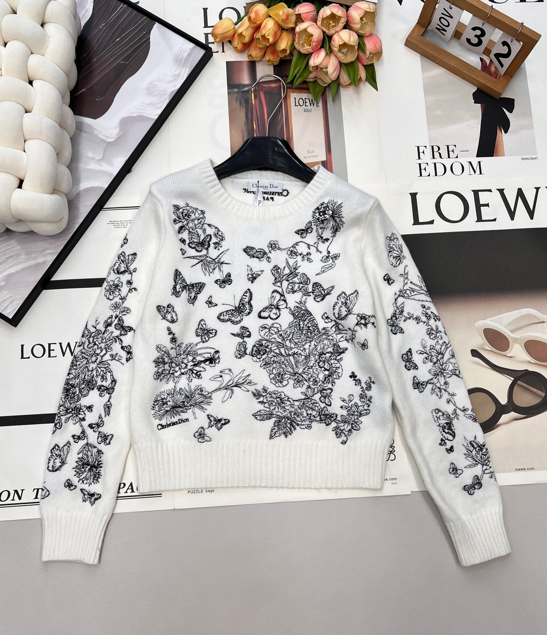 NO:667489,Dior butterfly and flower embroidered wool sweater, the romantic flower and butterfly pattern is inspired by Mr. Dior's beloved Granville Garden. The embroidery is time-consuming and laborious to restore, and the back is decorated with letter embroidery to fill the romantic atmosphere. The embroidered flower pattern is vivid and textured!  Customized YB wool material, called soft gold wool, has a more comfortable and soft texture. French elegance reinterprets classic items, a must-have for those who are rich and beautiful!  Luxurious high-end single product, classic round neck, versatile version, elegant temperament and age-reducing girlish style. It looks good with gauze skirt and jeans~ Size sml code, dior, skirts, jeans, sweaters, gold,  19860909Dior蝴蝶花卉刺绣羊毛衣,浪漫的花卉蝴蝶图案灵感来源于Dior先生钟爱的格兰维尔花园 耗时费力的还原刺绣,背后饰以字母刺绣 将浪漫氛围拉满 刺绣花卉图案生动有质感！ 定制YB羊毛材质 称为软黄金的羊毛 质感更为舒适软糯 法式优雅重新演绎经典单品,白富美必入！奢华高级单品,经典圆领百搭版型气质优雅减龄少女风.搭配纱裙牛仔裤都好看～ 尺码sml 编码,,dior,skirts,jeans,sweaters,gold, ,Women's clothing