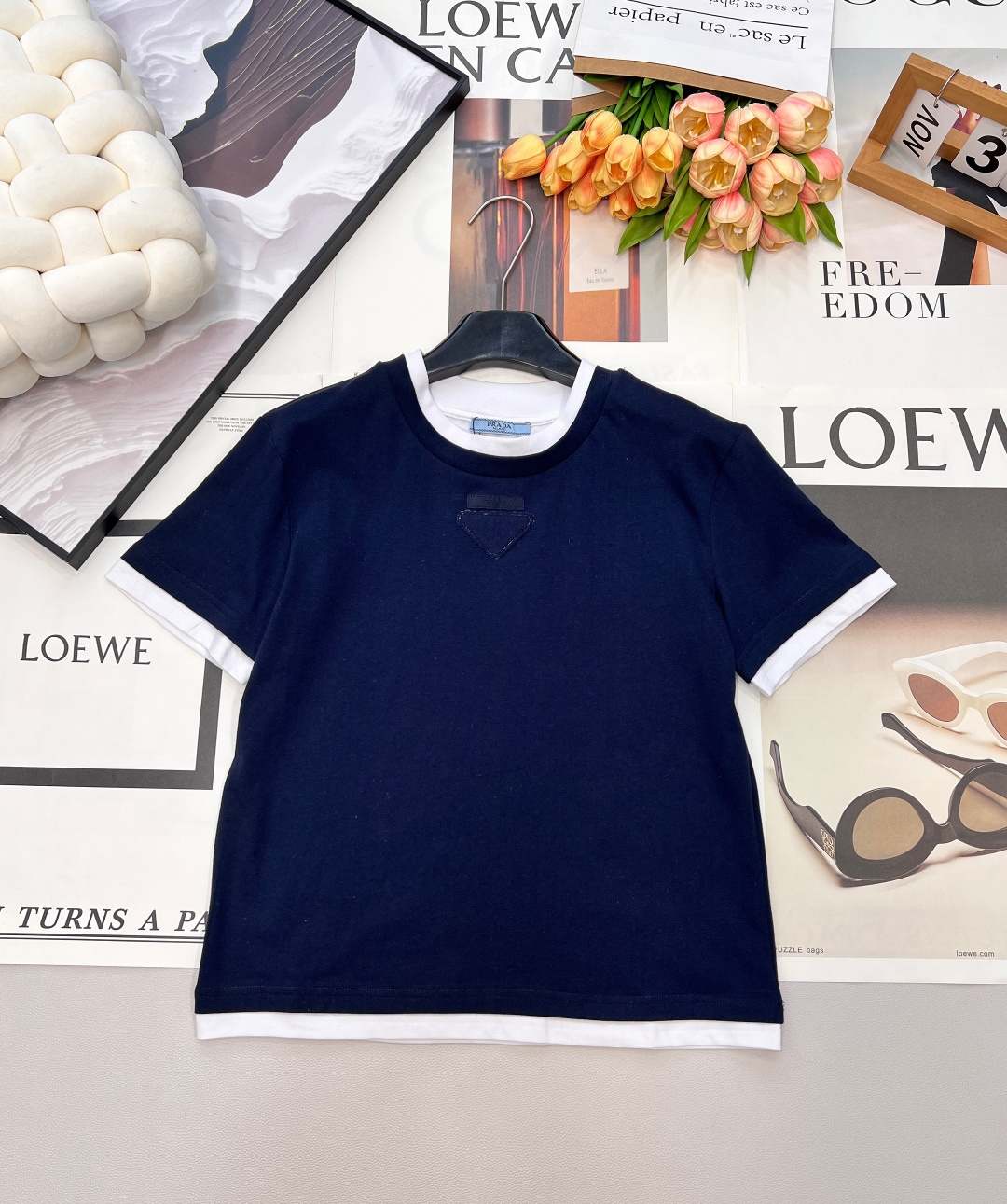 NO:683429,Prada2026 new contrasting fake two-piece triangle logo short-sleeved T-shirt, customized YB twill cotton material, breathable and comfortable, full of texture, regular short-sleeved shirt cut, using contrasting color treatment, white thread binding on the collar, cuffs and hem, superimposed on the body to form a contrasting fake two-piece stacking effect. The triangle logo on the chest is decorated with clear layers, creating a fashionable style and fashionable wear. The triangle logo on the chest is not hemmed, and it is normal to have raw edges, which brings uninhibited fashion.  Customized surface accessories, complete three standards, two colors, size SML code P, prada, T-shirt, tees, t-shirt,19860909Prada2026新款撞色假两件三角标短袖T恤,定制YB斜纹全棉材质,透气舒适,质感十足,常规短袖恤剪裁,利用撞色处理,领口袖口和下摆白色螺纹包边,叠加大身形成撞色的假两件叠穿效果,胸口三角徽标装饰,层次分明,打造时尚风格,穿搭潮流时髦.胸前三角徽标无包边处理 自带毛边属于正常现象 带来穿搭不羁时尚 定制面辅料 ,三标齐全,两色出 尺码sml 编码P,,prada,T-shirt,tees，t-shirt,,Women's clothing