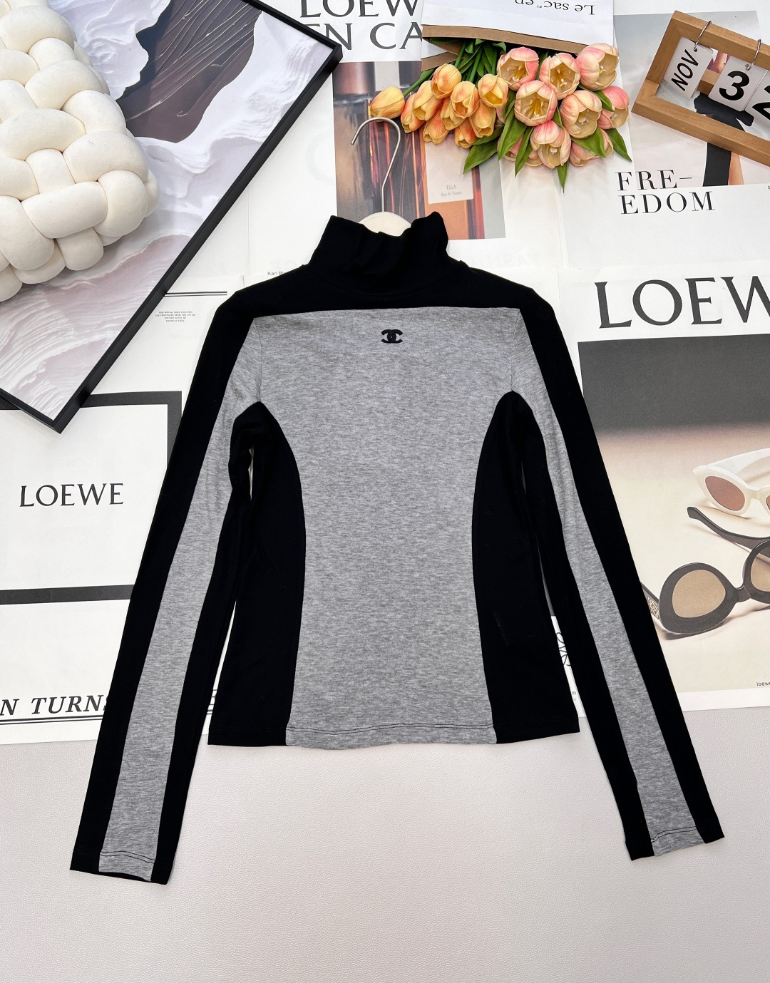 NO:683419,Chanel2025 new high-neck color-blocked logo bottoming shirt, customized YB Tencel wool material, soft and delicate, comfortable texture, high-neck bottoming shirt tailoring, all-over collar, two-color splicing on the back and torso, fashionable and versatile, made of Tencel wool, full of elasticity, fits the body curve, visually slimming, double C letter logo on the collar, low-key and textured, can be worn alone or layered to show your temperament, suitable for daily commuting. Complete three standards, two colors, size sml coding,,chanel,19860909Chanel2025新款高领拼色徽标打底衫,定制YB天丝羊毛材质,柔软细腻,质感舒适,高领打底衫剪裁,通体领肩后背躯干两色拼接,时尚百搭,天丝羊毛材质,弹性十足,贴合身体曲线,视觉显瘦,领口双C字母徽标,低调有质感,单穿叠穿上身尽显气质,日常通勤都.三标齐全,两色出 尺码sml 编码,,chanel,,Women's clothing