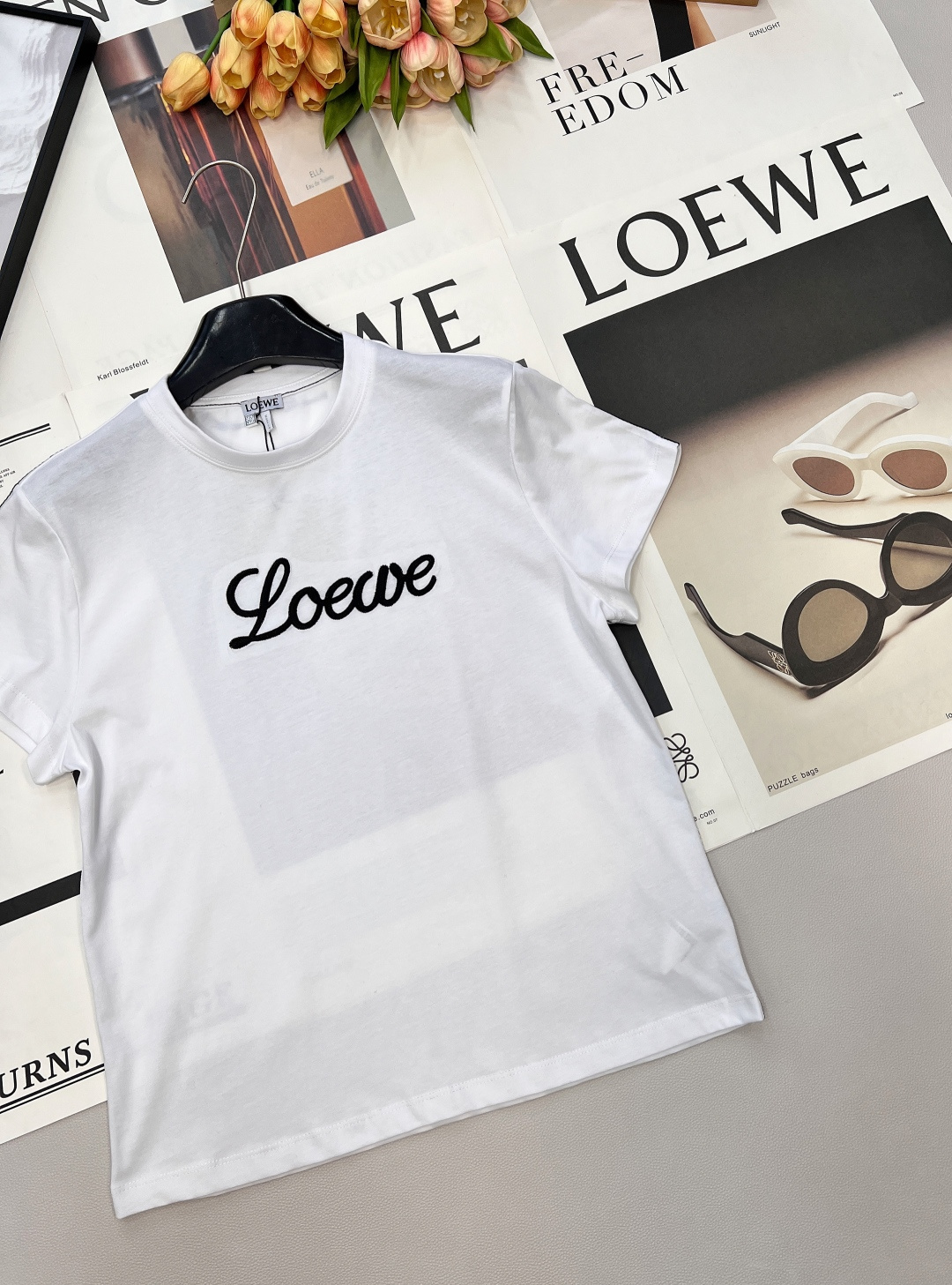 🆕Loewe2026新款立体刺绣徽标短袖T恤,定制YB原生全棉材质,透气舒适,质感十足,常规短袖T恤,胸 🆕Loewe2026新款立体刺绣徽标短袖T恤,定制YB原生全棉材质,透气舒适,质感十足,常规短袖T恤,胸