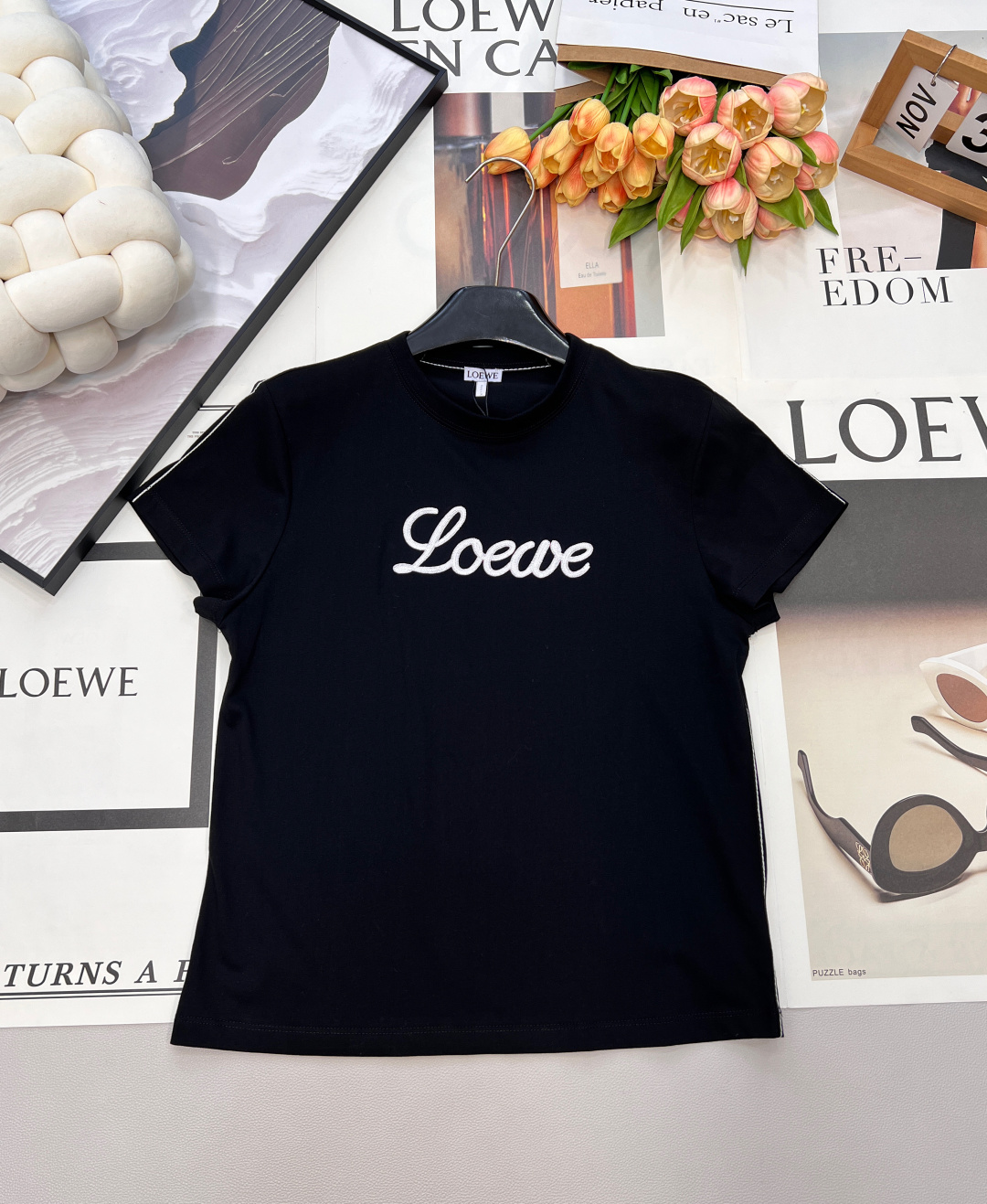 NO:683391,Loewe2026 new three-dimensional embroidered logo short-sleeved T-shirt, customized YB native cotton material, breathable and comfortable, full of texture, regular short-sleeved T-shirt, embroidery process is used on the chest to outline the three-dimensional letter logo to strengthen the brand identity. The sides and sleeves of the clothes are hand-sewn with clear layers to create a fashionable style. Versatile black and white, you can choose at will. Three standards are complete, two colors are outstanding. Size sml  Code L,,loewe,T-shirt,tees,t-shirt,19860909Loewe2026新款立体刺绣徽标短袖T恤,定制YB原生全棉材质,透气舒适,质感十足,常规短袖T恤,胸前利用刺绣工艺处理,勾勒出立体字母徽标,加强品牌标识度,衣服两侧与袖子手工缝制走线,层次分明,打造时尚风格,百搭黑白双色,随意选择.三标齐全,两色出 尺码sml 编码L,,loewe,T-shirt,tees，t-shirt,,Women's clothing