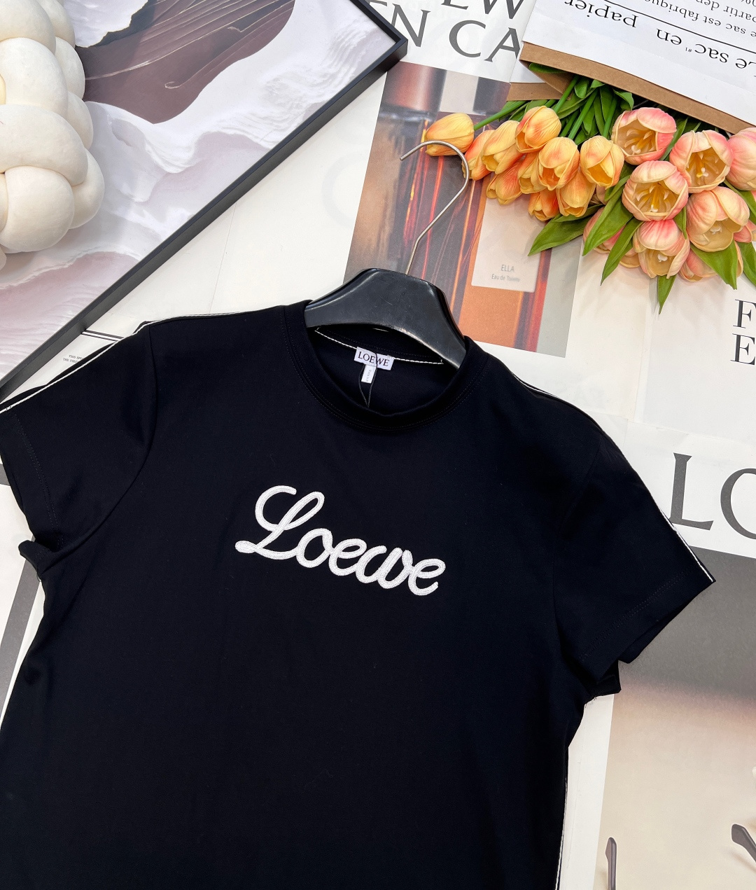 🆕Loewe2026新款立体刺绣徽标短袖T恤,定制YB原生全棉材质,透气舒适,质感十足,常规短袖T恤,胸 🆕Loewe2026新款立体刺绣徽标短袖T恤,定制YB原生全棉材质,透气舒适,质感十足,常规短袖T恤,胸