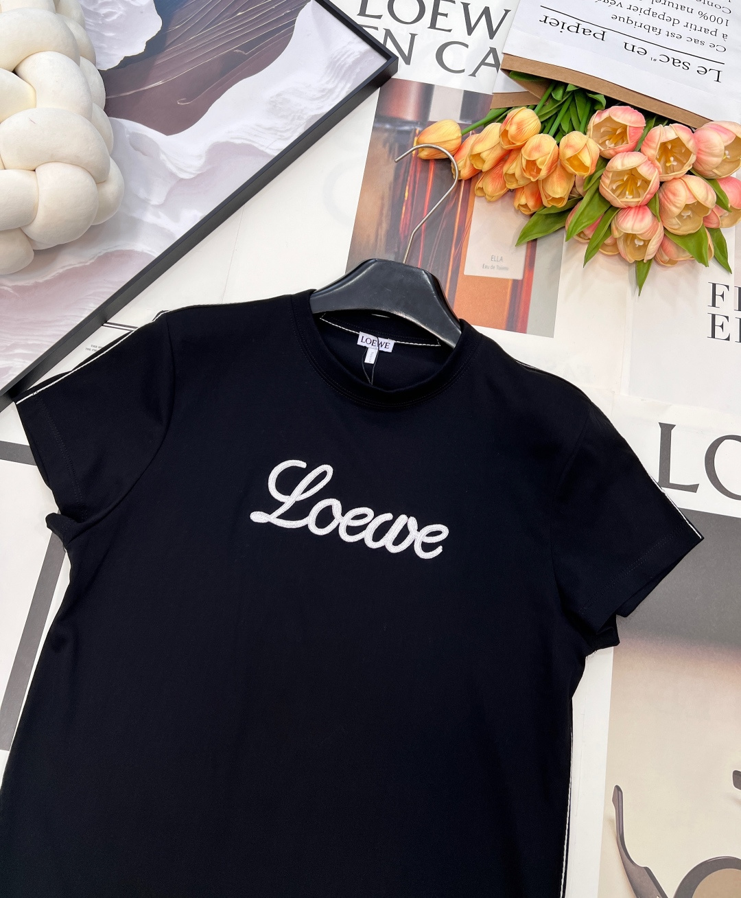 🆕Loewe2026新款立体刺绣徽标短袖T恤,定制YB原生全棉材质,透气舒适,质感十足,常规短袖T恤,胸 🆕Loewe2026新款立体刺绣徽标短袖T恤,定制YB原生全棉材质,透气舒适,质感十足,常规短袖T恤,胸