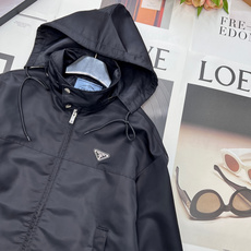 🆕Prada2026新款可拆卸连帽抽绳冲锋衣外套,定制YB进口防风防水尼龙材质,挺括有型,质感高级,冲锋 🆕Prada2026新款可拆卸连帽抽绳冲锋衣外套,定制YB进口防风防水尼龙材质,挺括有型,质感高级,冲锋