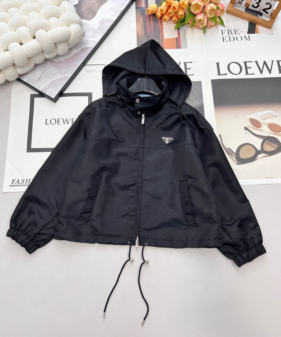 NO:683382,Prada2026 new detachable hooded drawstring jacket, customized YB imported windproof and waterproof nylon material, crisp and stylish, high-end texture, storm jacket jacket, detachable hooded drawstring design, can be worn in two clothes, creating a straight posture and casual style. The chest is embellished with the classic triangular metal letter logo to highlight the brand positioning. The symmetrical pockets on both sides light up the shape, and the drawstrings are used to adjust the elasticity to create an elegant silhouette. Daily jackets and windbreakers are layered, trendy and fashionable. Customized surface accessories  ,Three standards are complete, big shipments, size sml code,,prada,jackets & coats,jackets & coats,hats,19860909Prada2026新款可拆卸连帽抽绳冲锋衣外套,定制YB进口防风防水尼龙材质,挺括有型,质感高级,冲锋风衣夹克外套,可拆卸连帽抽绳设计,一衣两穿,兼顾打造挺拔身姿和休闲风格,胸口点缀经典三角金属字母徽标,凸显品牌定位,两侧对称口袋点亮造型,配合抽绳调节松紧,打造优雅的轮廓,日常夹克风衣叠穿,潮流时髦.定制面辅料 ,三标齐全,大货出 尺码sml 编码,,prada,jackets & coats,jackets & coats,hats,,Women's clothing