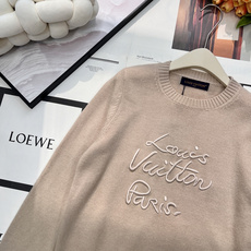 🆕Louis Vuitton 秋冬限定|Monogram刺绣羊毛针织圆领衫,经典老花以手写体刺绣落于柔软 🆕Louis Vuitton 秋冬限定|Monogram刺绣羊毛针织圆领衫,经典老花以手写体刺绣落于柔软