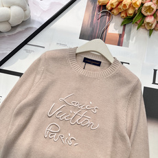 🆕Louis Vuitton 秋冬限定|Monogram刺绣羊毛针织圆领衫,经典老花以手写体刺绣落于柔软 🆕Louis Vuitton 秋冬限定|Monogram刺绣羊毛针织圆领衫,经典老花以手写体刺绣落于柔软
