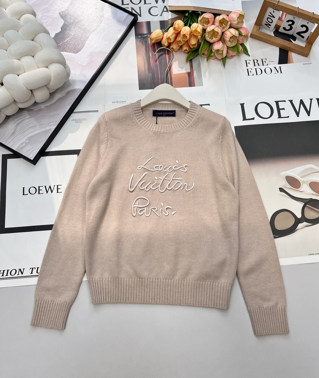 NO:683371,Louis Vuitton 25FW autumn and winter limited edition｜Monogram embroidered wool knitted crew neck sweater, the classic presbyopia is embroidered in handwriting on the soft goat hair, and the low-key luxury has a concrete expression. - The material is luxuriously woven from wool, the velvet feels as fine as a cloud, it sticks to the skin without itching, and it has full temperature locking ability in autumn and winter, keeping warm and comfortable; -  The details are the finishing touch: the minimalist round neck is suitable for all kinds of inner wear, the cuffs/hem have ribbed cuffs to reinforce the silhouette, and the handwritten 'Louis Vuitton Paris' embroidery is presented with three-dimensional stitching. The brand recognition is hidden in the casual sophistication; - The style is versatile and paired with denim to create a sense of relaxation.  Girl, wear a skirt to instantly become an elegant commuting style, and you can switch between travel and work with one click. The 'universal brand' of autumn and winter wardrobe, wear LV's French laziness on your body~complete with three standards, large quantities, size sml code,, louis vuitton, louis vuitton, skirts,19860909Louis Vuitton 25FW秋冬限定｜Monogram刺绣羊毛针织圆领衫,经典老花以手写体刺绣落于柔软山羊毛之上,低调奢华便有了具象表达. - 材质奢享羊毛织就,绒感细腻如云朵,贴肤无刺痒感,秋冬锁温力拉满,保暖与舒适兼得； - 细节点睛极简圆领适配各种内搭,袖口/下摆罗纹收口加固廓形,手写体“Louis Vuitton Paris”刺绣以立体针法呈现,品牌辨识度藏在不经意的精致里； - 风格通吃搭牛仔是松弛感city girl,配半裙秒变优雅通勤风,出游/上班一键切换毫不违和.秋冬衣橱的“万能牌”,把LV的法式慵懒穿在身上~三标齐全,大货出 尺码sml 编码,,louis vuitton,louis vuitton,skirts,,Women's clothing