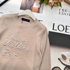 🆕Louis Vuitton 秋冬限定|Monogram刺绣羊毛针织圆领衫,经典老花以手写体刺绣落于柔软 🆕Louis Vuitton 秋冬限定|Monogram刺绣羊毛针织圆领衫,经典老花以手写体刺绣落于柔软