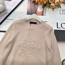 🆕Louis Vuitton 秋冬限定|Monogram刺绣羊毛针织圆领衫,经典老花以手写体刺绣落于柔软 🆕Louis Vuitton 秋冬限定|Monogram刺绣羊毛针织圆领衫,经典老花以手写体刺绣落于柔软