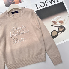 🆕Louis Vuitton 秋冬限定|Monogram刺绣羊毛针织圆领衫,经典老花以手写体刺绣落于柔软 🆕Louis Vuitton 秋冬限定|Monogram刺绣羊毛针织圆领衫,经典老花以手写体刺绣落于柔软