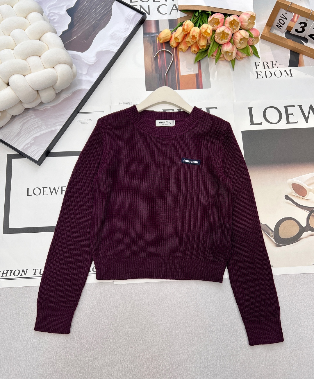 NO:683366,MIUMIU letter patch long-sleeved sweater, MIU college style continues, the retro burgundy round neck is really amazing ~ Made of custom-spun wool yarn, the retro burgundy color enhances the temperament and makes the skin whiter, the imported loom creates vertical pit rib rib fabric, the surface is very tolerant and slimming, the hand feels soft and waxy and has texture ~ The skin-friendly and warm properties are very good!  The embroidered logo on the chest is embellished with embroidered letters, showing a sense of fashion and high-end temperament. The slim fit tailoring makes the outfit look slim and fashionable. A must-have for dating and commuting, complete with three standards, shipped in bulk. Size sml code M,, miumiu,19860909MIUMIU 字母贴片长袖针织衫,miu系学院风继续,复古酒红色圆领真的太绝了～ 定纺羊毛纱线打造,复古酒红色抬气质又显肤白,进口织机打造竖坑条罗纹织面包容性很好非常显瘦,手感软糯非常有质感～亲肤性和保暖性都很好！ 胸前刺绣徽标刺绣字母点缀,尽显时髦感和高级气质.修身版型剪裁,穿搭显瘦洋气 约会通勤必备穿搭,三标齐全,大货出 尺码sml 编码M,,miumiu,,Women's clothing