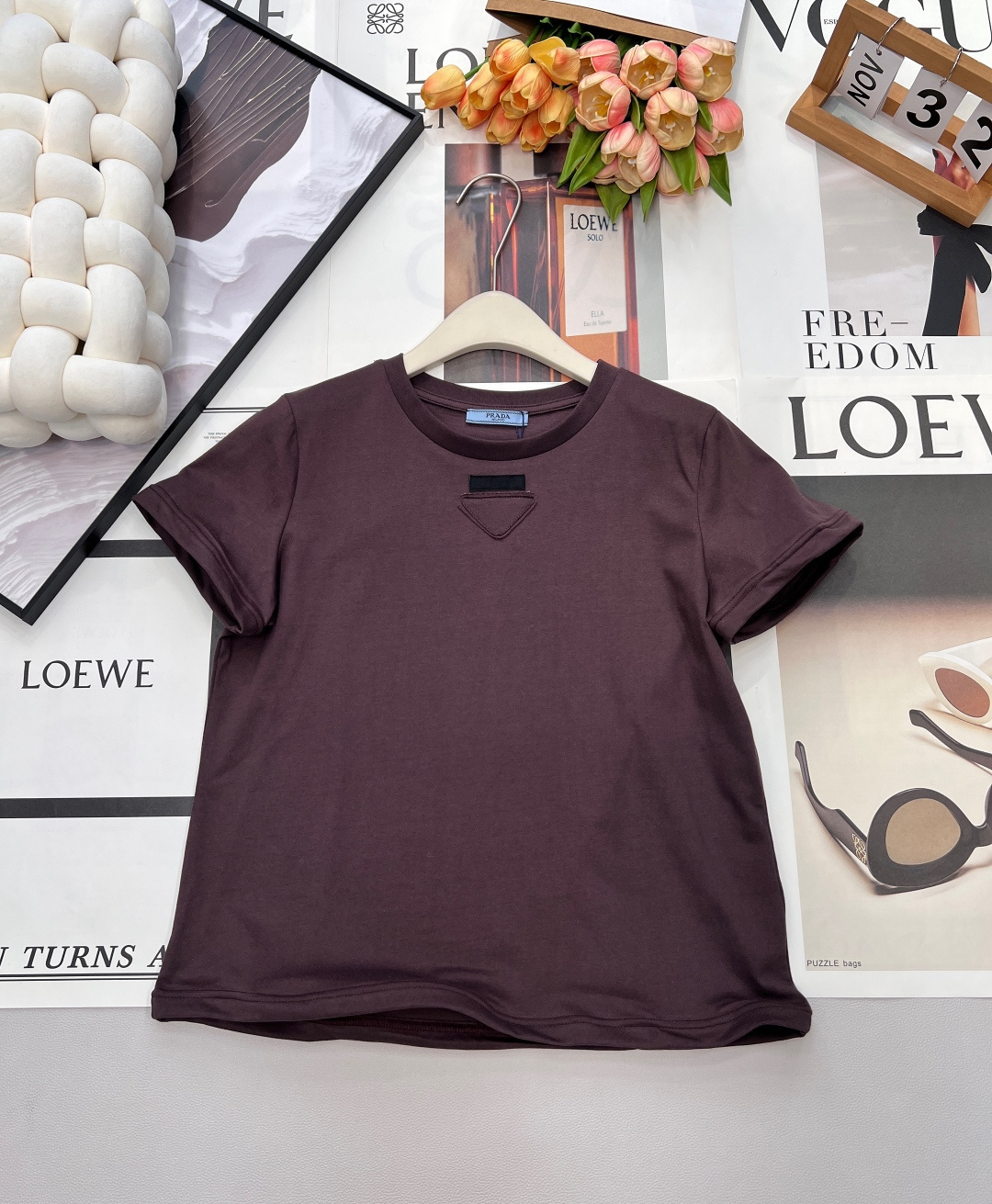 NO:683407,PRADA 2025 new steel ring short-sleeved triangle logo short-sleeved T-shirt,  Customized YB raw cotton material, breathable and comfortable, full of texture, regular short-sleeved T-shirt cut, highlighting the brand style, made of heavyweight pure cotton, slightly stretchy, showing a slimming visual effect. The triangle patch is centered on the chest to restore the classic logo shape, matching the letter brand logo pattern, regularly arranged to enrich the visual effect, the hem is processed with steel rings, and can be shaped at will to create a casual and fashionable personality. The brand's high-end design sense is full, and it is stylish when worn alone or under the inside. Complete three labels, two colors are outstanding  Size sml code P,,prada,T-shirt,tees,t-shirt,19860909PRADA 2025新款钢圈短袖三角徽标短袖T恤, 定制YB原生全棉材质,透气舒适,质感十足,常规短袖T恤裁剪,凸显品牌格调,采用克重纯棉制成,略带有弹力,呈现显瘦视觉效果,自胸口居中以三角贴布还原经典徽标造型,配合字母品牌徽标图案,规则排列丰富视觉效果,下摆钢圈处理,随意塑形,打造休闲时髦的个性风格,品牌高级设计感拉满,单穿内搭都出彩时髦.三标齐全,两色出 尺码sml 编码P,,prada,T-shirt,tees，t-shirt,,Women's clothing