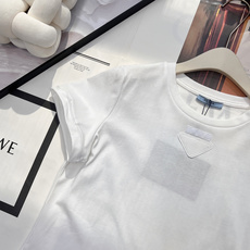 🆕PRADA 2025新款钢圈短袖三角徽标短袖T恤,定制YB原生全棉材质,透气舒适,质感十足,常规短袖T 🆕PRADA 2025新款钢圈短袖三角徽标短袖T恤,定制YB原生全棉材质,透气舒适,质感十足,常规短袖T