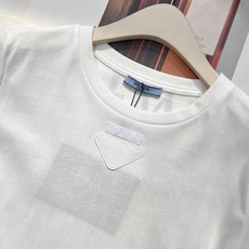 🆕PRADA 2025新款钢圈短袖三角徽标短袖T恤,定制YB原生全棉材质,透气舒适,质感十足,常规短袖T 🆕PRADA 2025新款钢圈短袖三角徽标短袖T恤,定制YB原生全棉材质,透气舒适,质感十足,常规短袖T