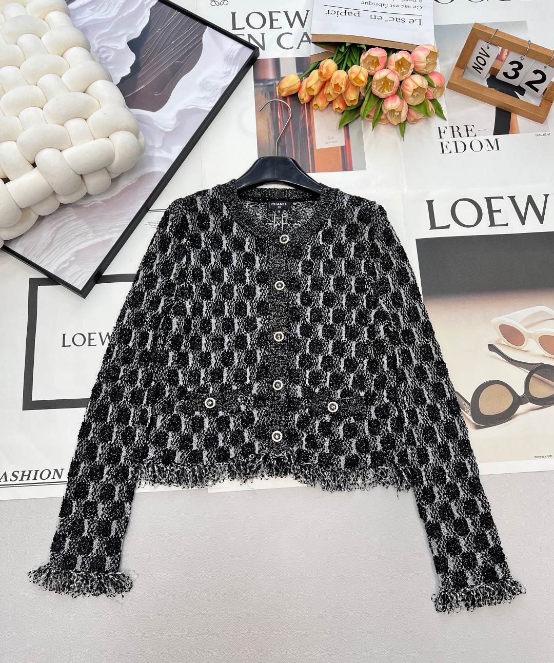 NO:683396,Chanel2026 new tassel knitted cardigan, made of custom YB cotton yarn, with fine texture, comfortable and easy to wear, round neck knitted cardigan cut, cuffs and hem embellished with knitted tassels, adding a sense of lightness and sophistication. The two-color yarns are interwoven on the body, and the double C round buttons on the front echo the same color, showing the temperament and fashionable outfit, breaking the dull atmosphere, high-end foreign style. Equipped with exquisite dust bag, customized surface accessories, three standards are complete, three colors are outstanding. Size sml  coding,,chanel,19860909Chanel2026新款流苏针织开衫,定制YB棉毛纱线织造,质感细腻,舒适好穿,圆领针织开衫剪裁,袖口和衣摆以织线流苏点缀,增添轻盈精致感,大身两色纱线交织,前襟双C圆扣同色系呼应,尽显气质时尚穿搭,打破沉闷氛围,高级洋气.配有精致防尘袋 定制面辅料 ,三标齐全,三色出 尺码sml 编码,,chanel,,Women's clothing