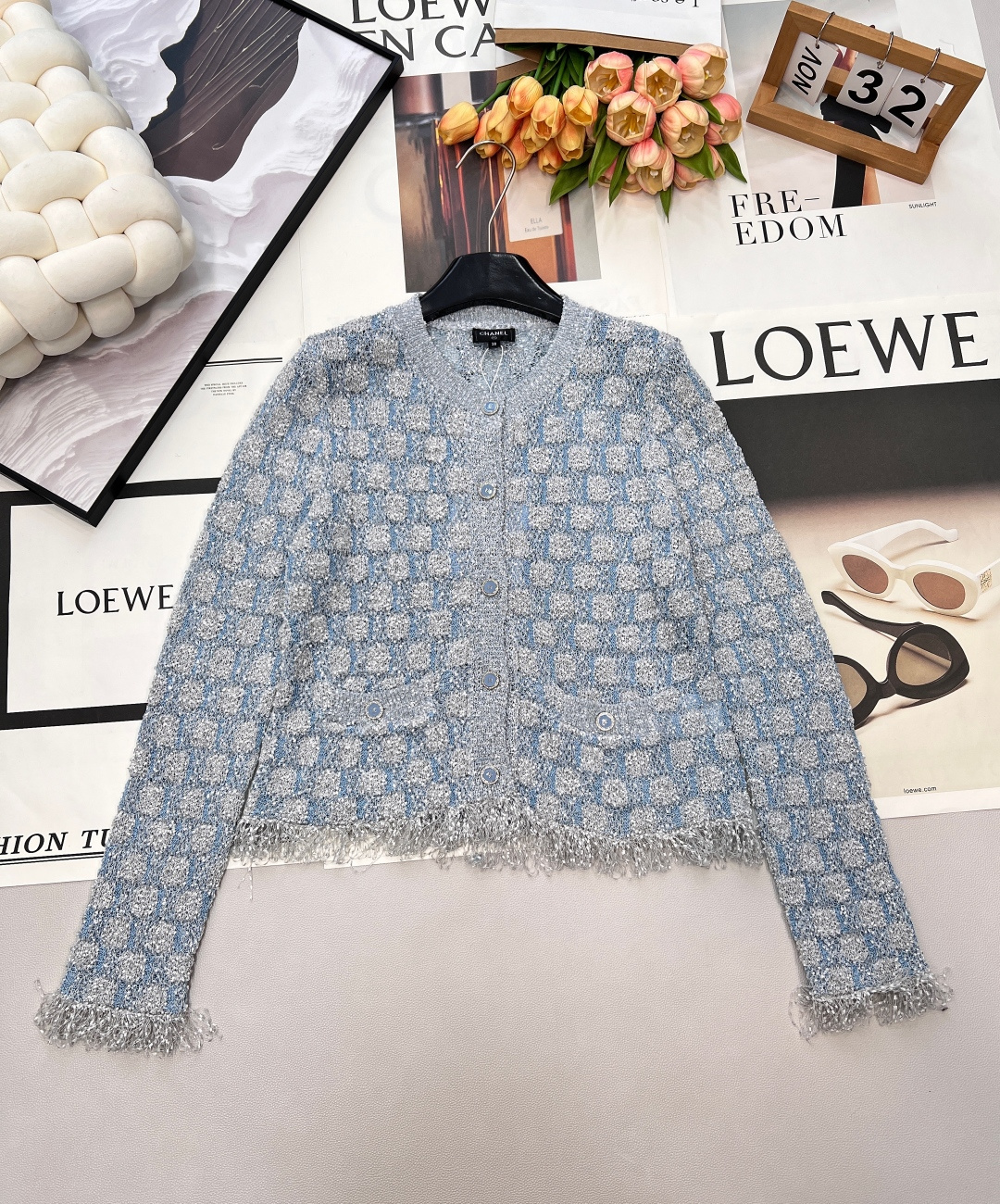 NO:683373,Chanel2026 new tassel knitted cardigan, made of custom YB cotton yarn, with fine texture, comfortable and easy to wear, round neck knitted cardigan cut, cuffs and hem embellished with knitted tassels, adding a sense of lightness and sophistication. The two-color yarns are interwoven on the body, and the double C round buttons on the front echo the same color, showing the temperament and fashionable outfit, breaking the dull atmosphere, high-end foreign style. Equipped with exquisite dust bag, customized surface accessories, three standards are complete, three colors are outstanding. Size sml  coding,,chanel,19860909Chanel2026新款流苏针织开衫,定制YB棉毛纱线织造,质感细腻,舒适好穿,圆领针织开衫剪裁,袖口和衣摆以织线流苏点缀,增添轻盈精致感,大身两色纱线交织,前襟双C圆扣同色系呼应,尽显气质时尚穿搭,打破沉闷氛围,高级洋气.配有精致防尘袋 定制面辅料 ,三标齐全,三色出 尺码sml 编码,,chanel,,Women's clothing