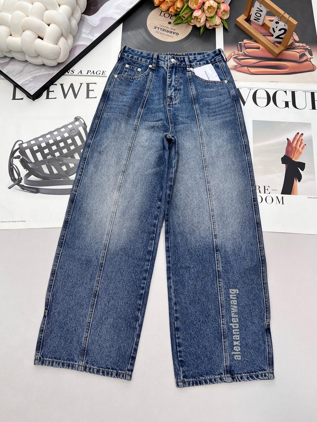 NO:684133,alexanderwang's 26 new early spring women's jeans. The unique waist design and letter hot diamond embellishment have a unique style, which cleverly improves the overall appearance. It is matched with workwear aesthetic design and is exaggerated without looking bloated. The front and back are frayed. The wash color is excellent. The backpack is a classic pressure mountain king letter hot diamond. The scimitar version design does not show the leg shape. Three standards are complete. Big goods are shipped. Size sml code,, alexander wang, jeans,19860909alexanderwang亚历山大王26款早春新品女士牛仔裤,独特的腰部设计加上字母烫钻点缀独有一帆风格,巧妙提升了整体外观,搭配工装美学设计搭配夸张得来不显臃肿,正面和背面经过磨损处理.洗水颜色一绝,背袋经典压力山大王字母烫钻,弯刀版型设计不显腿型,三标齐全,大货出 尺码sml 编码,,alexander wang,jeans,,Women's clothing
