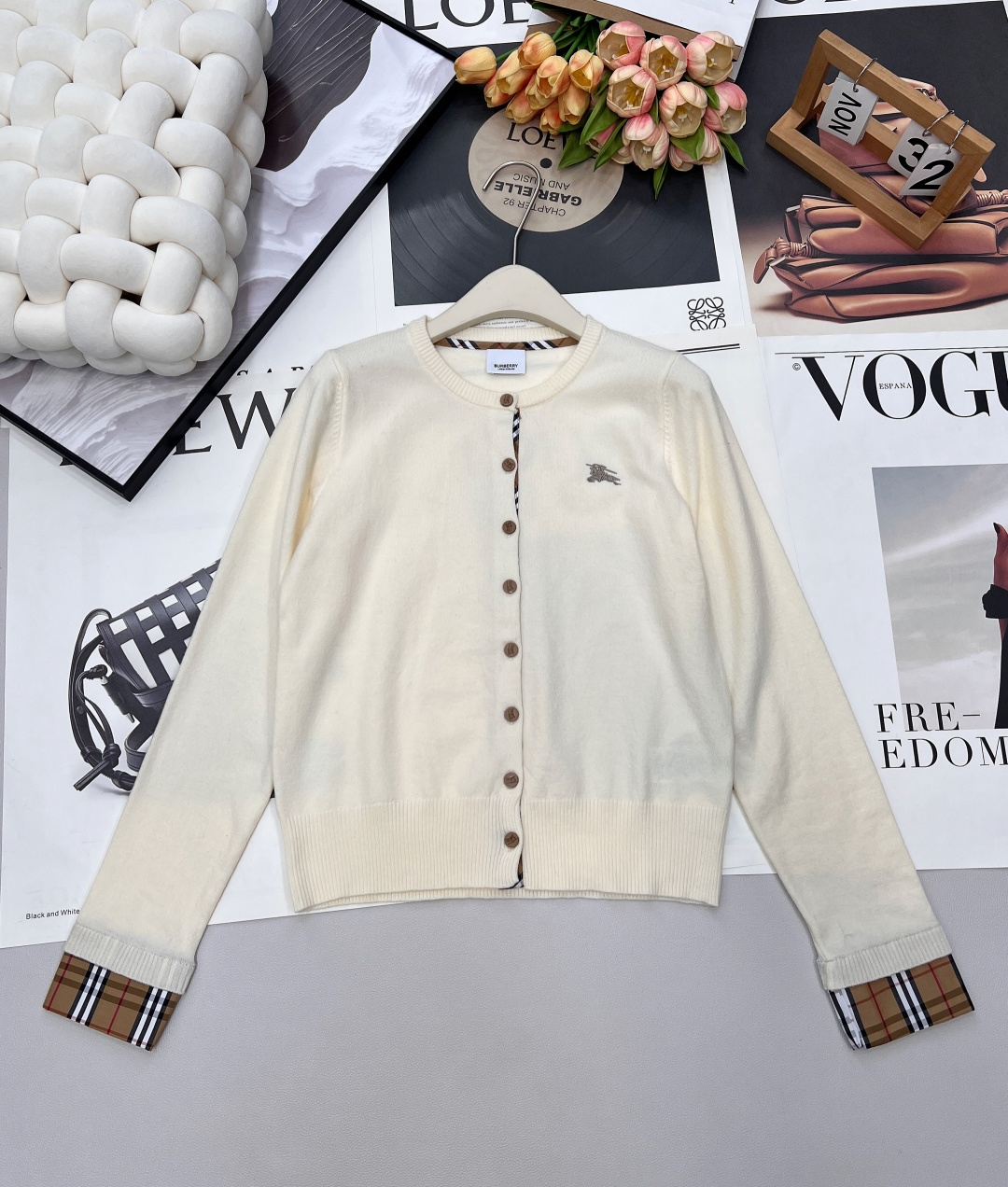 NO:684121,BURBERRY plaid round neck contrasting knitted cardigan, a classic reimagined with a British style. When the heirloom plaid meets modern aesthetics, the iconic khaki background collides with the classic plaid, instantly breaking the rules - retro and modern are perfectly blended here. Made from selected worsted wool fabric, it has a delicate touch but a neat silhouette. Whether it is open and casual or buttoned up, it can be easily worn in many scenes.  The round neck design outlines the elegant neckline, and the fit version optimizes the proportions; the placket, cuffs and other details continue the brand's exquisite craftsmanship, highlighting the luxurious texture in a low-key manner. The plaid neckline and sleeves spliced cardigan are made of great fabrics. The upper body is very textured. The short design makes the legs longer without weighing down the height. The retro and playful style is suitable for the autumn and winter atmosphere. Whether it is a date or daily commuting, it can make you the focus. Size sml code,, burberry,19860909BURBERRY 格纹圆领撞色针织开衫 经典重塑,英伦型格 当传世格纹邂逅现代美学,标志性卡其底色与经典格纹碰撞,瞬间打破常规——复古与摩登在此完美交融.  精选精纺羊毛面料,触感细腻却廓形利落,无论敞开随性还是系扣端庄,皆能轻松驾驭多场景穿搭.  圆领设计勾勒优雅颈线,合身版型优化比例；门襟、袖口等细节处延续品牌精湛工艺,于低调中彰显奢华质感. 格纹领口和袖子拼接开衫 面料超赞 上身是很有质感的存在 短款的设计显腿长不压身高 复古俏皮适合秋冬氛围感 无论是约会还是日常通勤,它都能让你成为焦点. 尺码sml 编码,,burberry,,Women's clothing