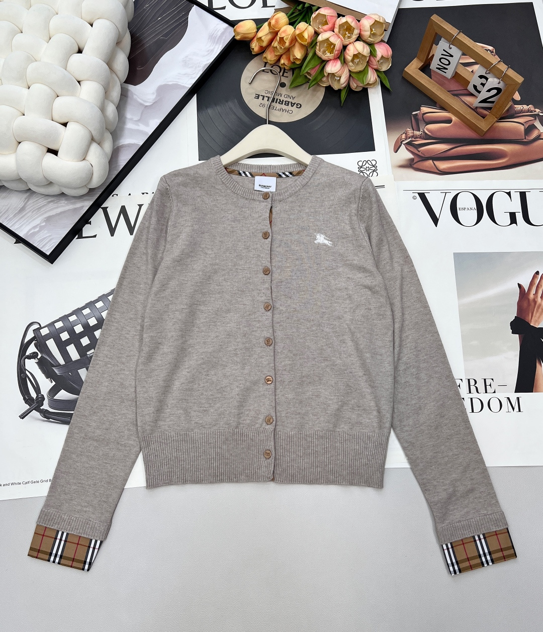 NO:684108,BURBERRY plaid round neck contrasting knitted cardigan, a classic reimagined with a British style. When the heirloom plaid meets modern aesthetics, the iconic khaki background collides with the classic plaid, instantly breaking the rules - retro and modern are perfectly blended here. Made from selected worsted wool fabric, it has a delicate touch but a neat silhouette. Whether it is open and casual or buttoned up, it can be easily worn in many scenes.  The round neck design outlines the elegant neckline, and the fit version optimizes the proportions; the placket, cuffs and other details continue the brand's exquisite craftsmanship, highlighting the luxurious texture in a low-key manner. The plaid neckline and sleeves spliced cardigan are made of great fabrics. The upper body is very textured. The short design makes the legs longer without compromising the height. The retro and playful style is suitable for the autumn and winter atmosphere. Whether it is a date or daily commuting, it can make you the focus. Size sml code B,, burberry,19860909BURBERRY 格纹圆领撞色针织开衫 经典重塑,英伦型格 当传世格纹邂逅现代美学,标志性卡其底色与经典格纹碰撞,瞬间打破常规——复古与摩登在此完美交融.  精选精纺羊毛面料,触感细腻却廓形利落,无论敞开随性还是系扣端庄,皆能轻松驾驭多场景穿搭.  圆领设计勾勒优雅颈线,合身版型优化比例；门襟、袖口等细节处延续品牌精湛工艺,于低调中彰显奢华质感. 格纹领口和袖子拼接开衫 面料超赞 上身是很有质感的存在 短款的设计显腿长不压身高 复古俏皮适合秋冬氛围感 无论是约会还是日常通勤,它都能让你成为焦点. 尺码sml 编码B,,burberry,,Women's clothing