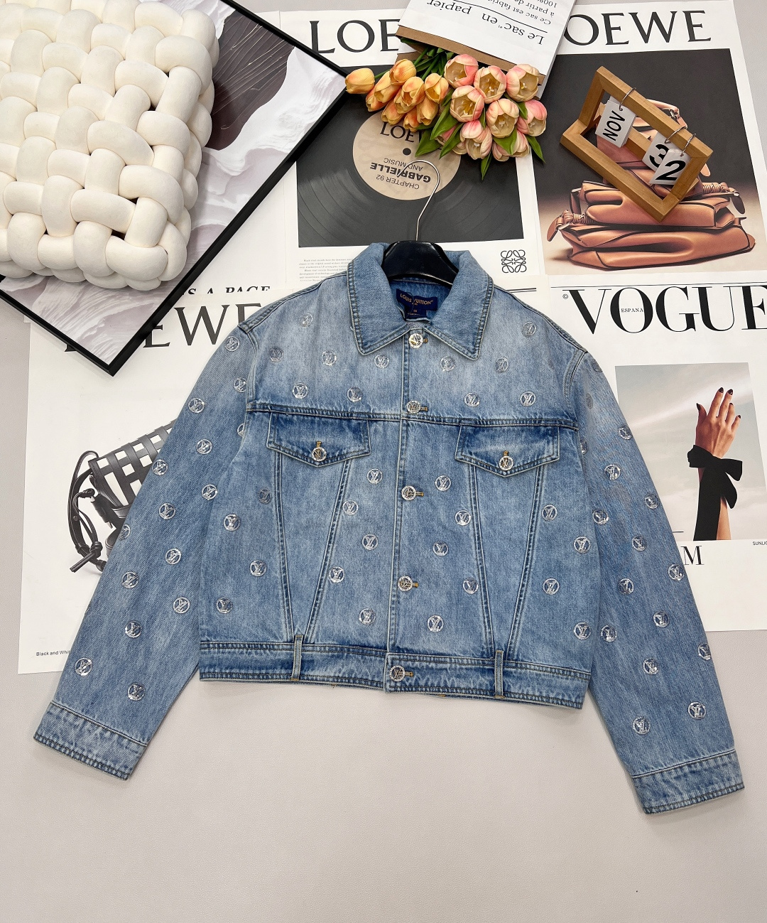 NO:685034,Louis  vuitton2025 new embroidered sequin denim jacket, customized YB twill cotton denim material, multiple washes, showing a crisp texture, lapel right shoulder denim jacket cut, flap pockets with sequins outlining the combined LV logo pattern, stylish  It is durable and high-end, and echoes the pocket logo and front round button. The retro nature creates a neutral and cool fashionable style. Pair it with wide-leg boot-cut trousers or skirts of the same series, and the sequin details echo the unified style. It is stylish and fashionable as a set or alone, and can be worn in all seasons. Customized fabrics and accessories  ,Three standards are complete, large quantities are shipped, sizes are sml,,louis vuitton,louis vuitton,skirts,jackets & coats,jackets & coats,19860909Louis vuitton2025新款刺绣亮片牛仔外套,定制YB斜纹棉牛仔材质,多重水洗,呈现出挺括质感,翻领正肩牛仔夹克裁剪,翻盖口袋搭配亮片勾勒组合的LV徽标图案,格调耐看高级,与口袋徽标和前襟圆扣呼应,复古自然打造中性飒爽时髦风格.搭配同系列阔腿微喇长裤或者半裙,珠片细节呼应格调统一,成套或单穿都出彩时髦,四季皆可.定制面辅料 ,三标齐全,大货出 尺码sml 编,,louis vuitton,louis vuitton,skirts,jackets & coats,jackets & coats,,Women's clothing