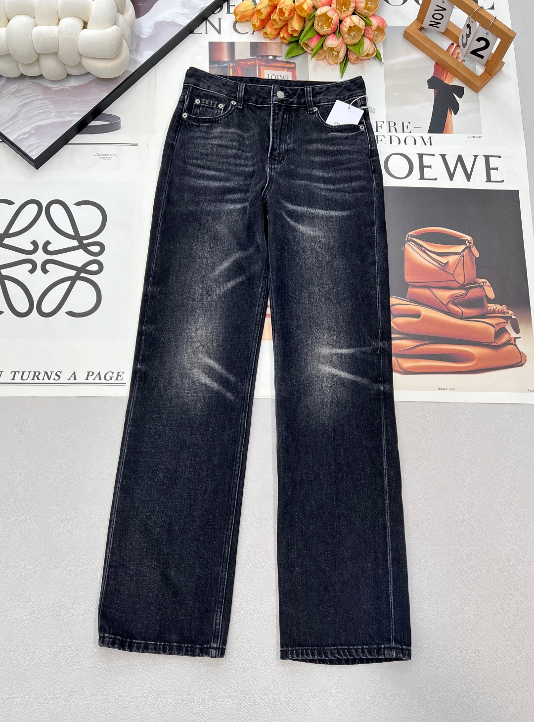 NO:685056,CELINE's new spring and summer original quality three-color leather label high-waisted slim straight jeans, CE trousers reproduce the leather brand straight jeans!  Retro distressed washed cat claw craft custom craft fabric has a great texture!  Simple, rough and versatile, a fashionable high street artifact!  The version lengthens your legs infinitely!  The imported washed denim fabric makes your upper body look slimmer!  Customized full set of hardware accessories imported machine workmanship quality depends on the details!  Complete three standards, three colors, size smlXL, coding, celine,jeans,19860909CELINE春夏新款原单品质三色皮标高腰显瘦直筒牛仔裤,CE神裤再现皮牌直筒牛仔裤！复古做旧洗水猫爪工艺定制工艺面料质感超赞！简单粗暴百搭高街时髦炸街神器！版型无限拉大长腿！进口洗水牛仔面料上身巨显瘦！定制全套五金配件进口机做工品质看细节！三标齐全,三色出 尺码smlXL 编码,,celine,jeans,,Women's clothing